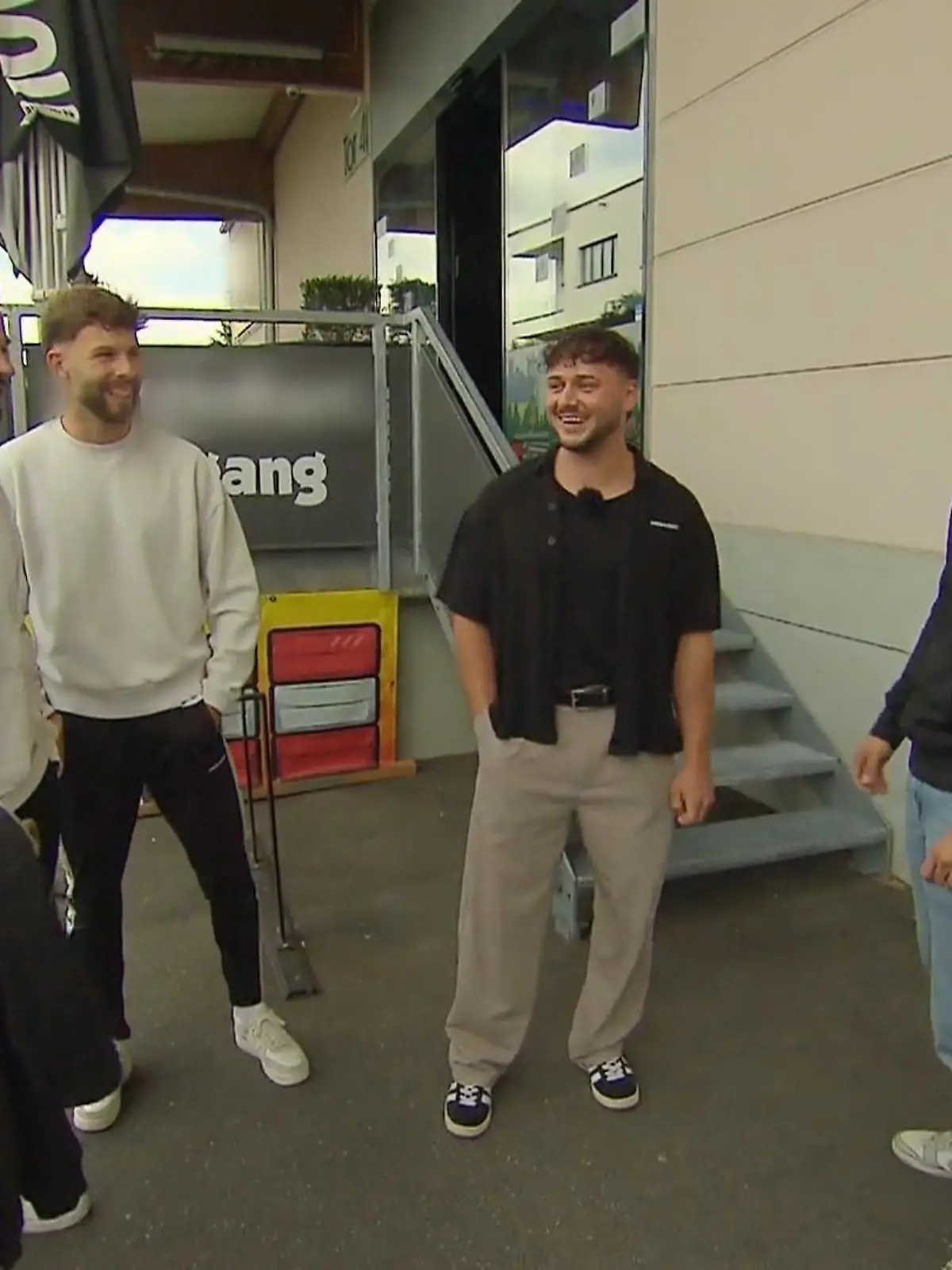 Bild zu: "Kerrin lernt Bastis Kumpels kennen"