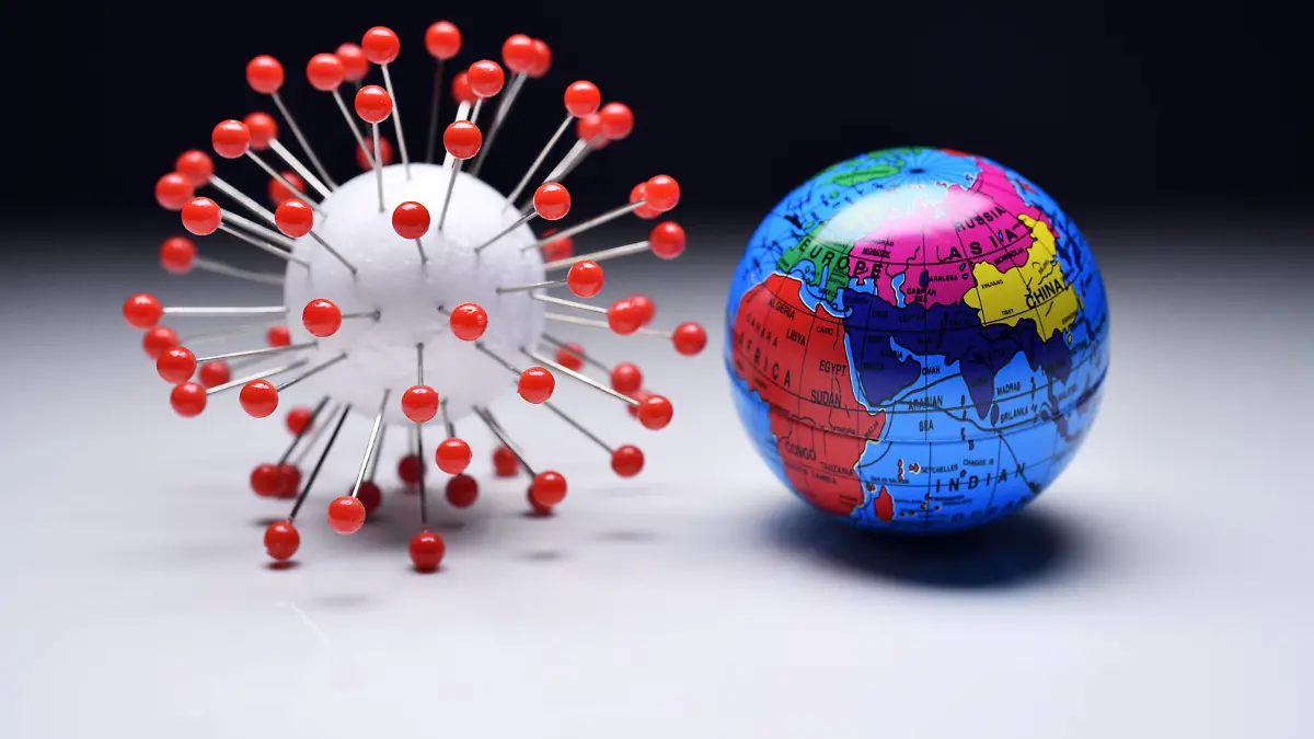 Coronavirus-Modell und Erdkugel, weltweite Pandemie und Pandemie-Bekämpfung *** Coronavirus model and globe, global pandemic and pandemic control