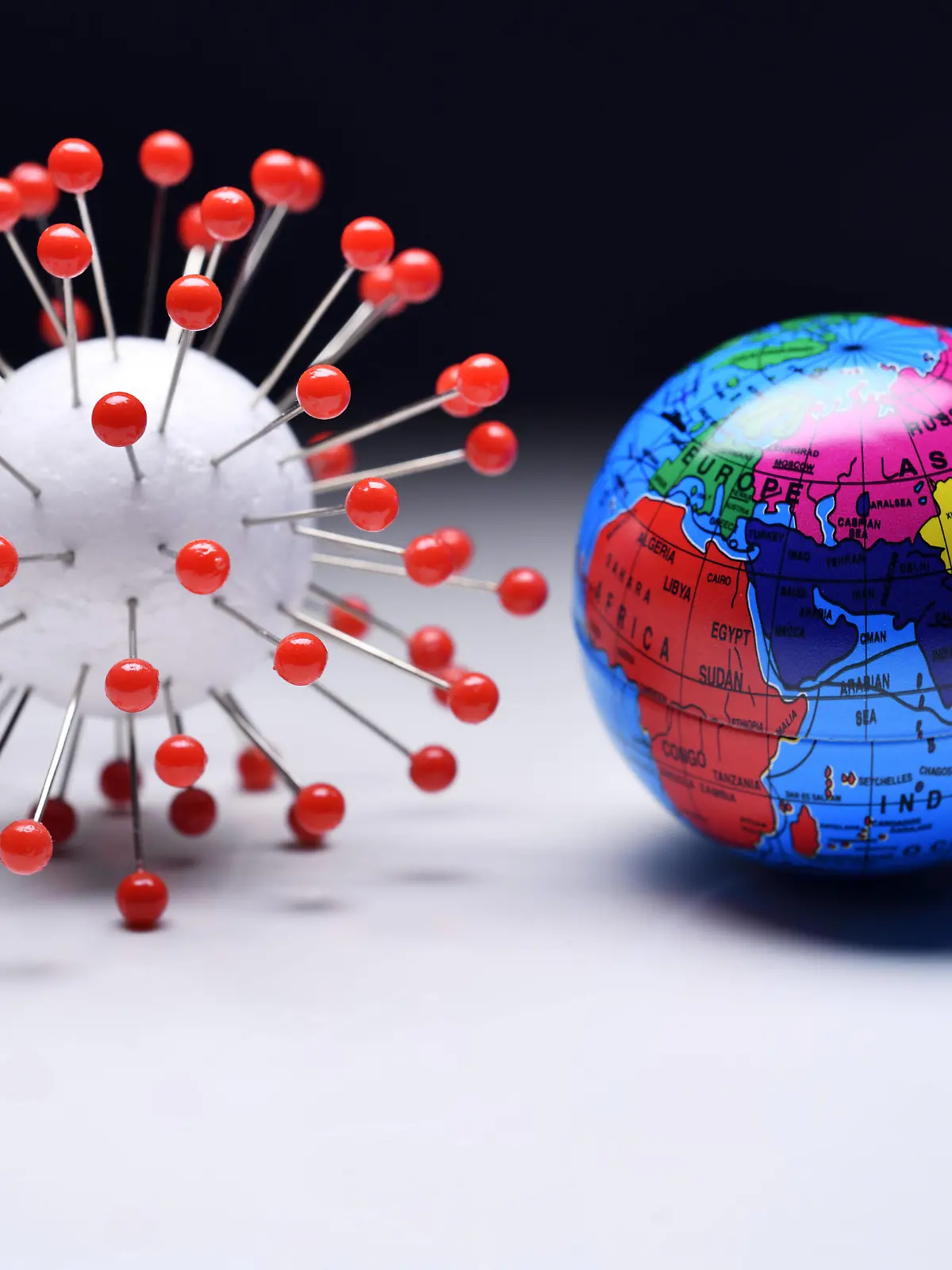 Coronavirus-Modell und Erdkugel, weltweite Pandemie und Pandemie-Bekämpfung *** Coronavirus model and globe, global pandemic and pandemic control