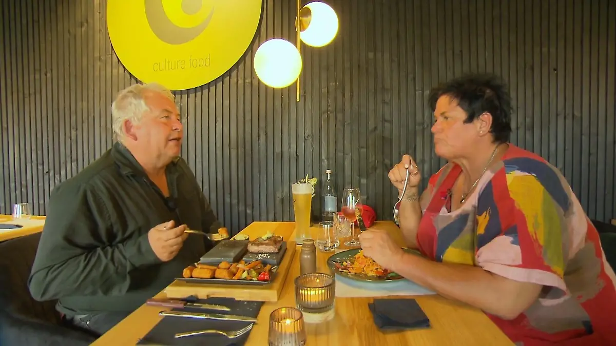 Frank und Simone genießen Zweisamkeit Beim romantischen Dinner
