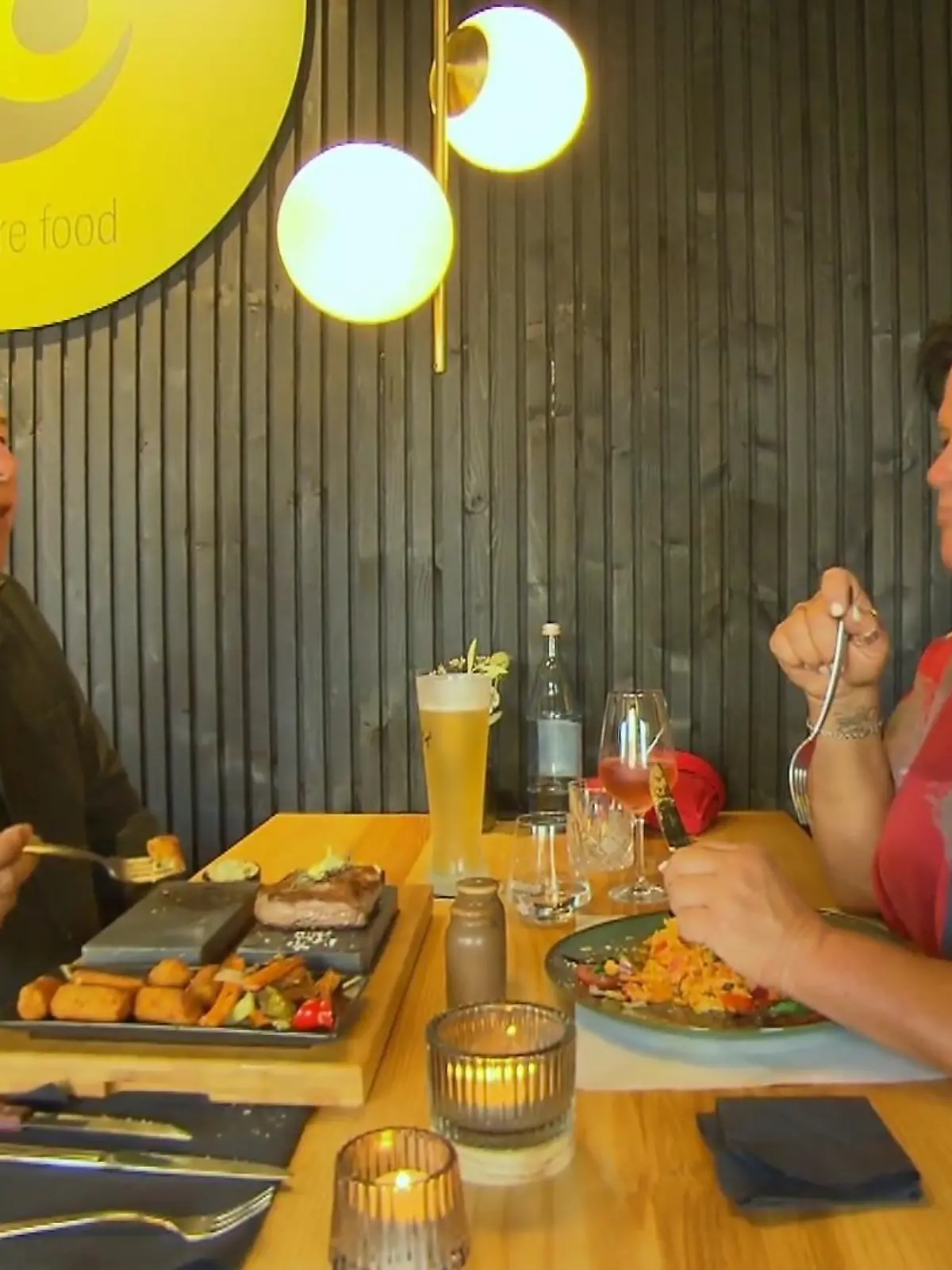 Bild zu: "Frank und Simone genießen Zweisamkeit"