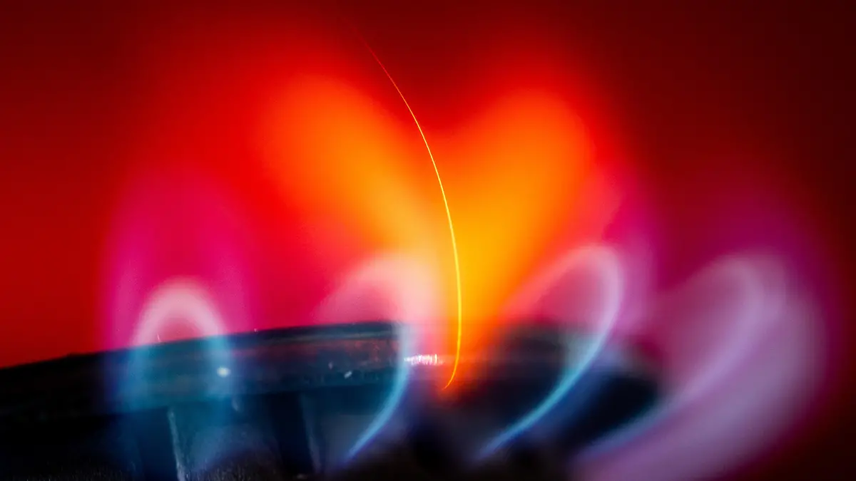 ARCHIV - 10.10.2022, Hessen, Frankfurt/Main: Die Flamme eines Gasherdes brennt in einer Küche. Mehrere Gasversorger stehen im Verdacht, im Zusammenhang mit den Gaspreisbremsen ungerechtfertigt hohe Endkunden-Preise angesetzt zu haben. (zu dpa «Mehrere Versorger sollen Gaspreisbremse für zu hohe Preise ausnutzen») Foto: Frank Rumpenhorst/dpa +++ dpa-Bildfunk +++