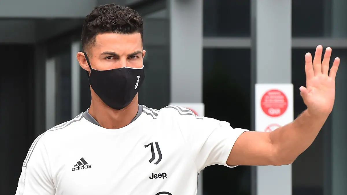 Soccer Football - Juventus' Cristiano Ronaldo returns to Juventus medical centre - Juventus medical centre, Turin, Italy - July 26, 2021 Juventus' Cristiano Ronaldo wearing a protective face mask waves as he leaves Juventus medical centre REUTERS/Massimo Pinca
