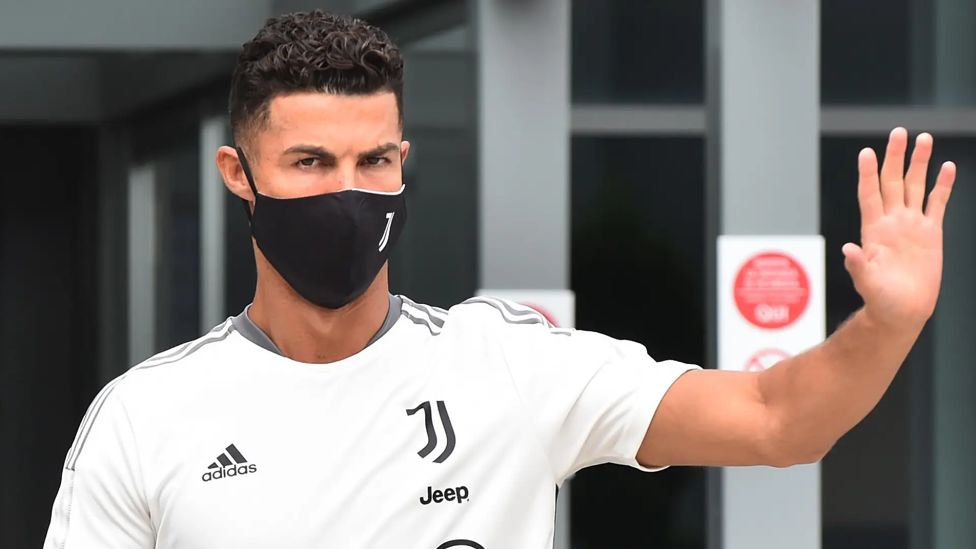 Soccer Football - Juventus' Cristiano Ronaldo returns to Juventus medical centre - Juventus medical centre, Turin, Italy - July 26, 2021 Juventus' Cristiano Ronaldo wearing a protective face mask waves as he leaves Juventus medical centre REUTERS/Massimo Pinca