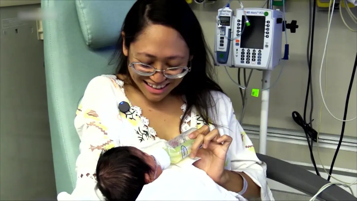 Unbemerkt-schwanger-Baby-Ryu-vor-Wunder-Geburt-von-10-Kilo-Tumor-verdeckt-