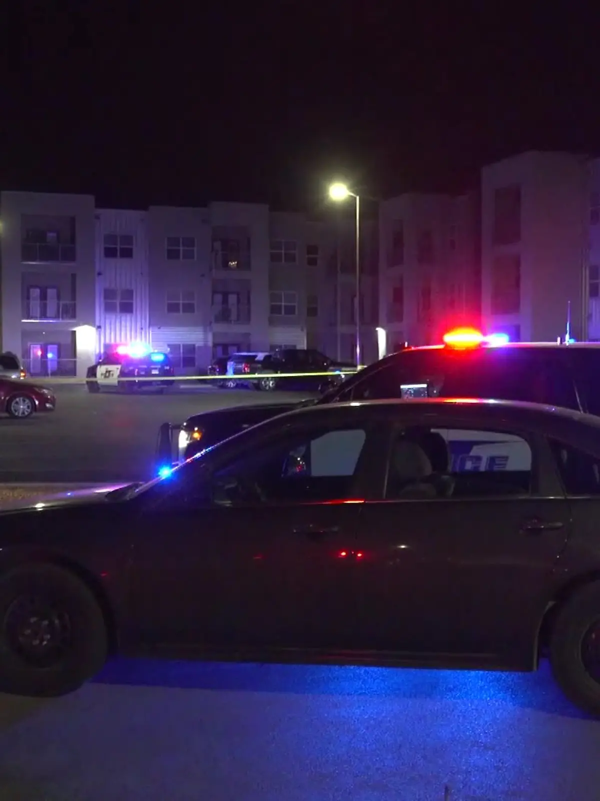 Einsatzfahrzeuge stehen vor dem Tatort in Odessa, Texas (USA).