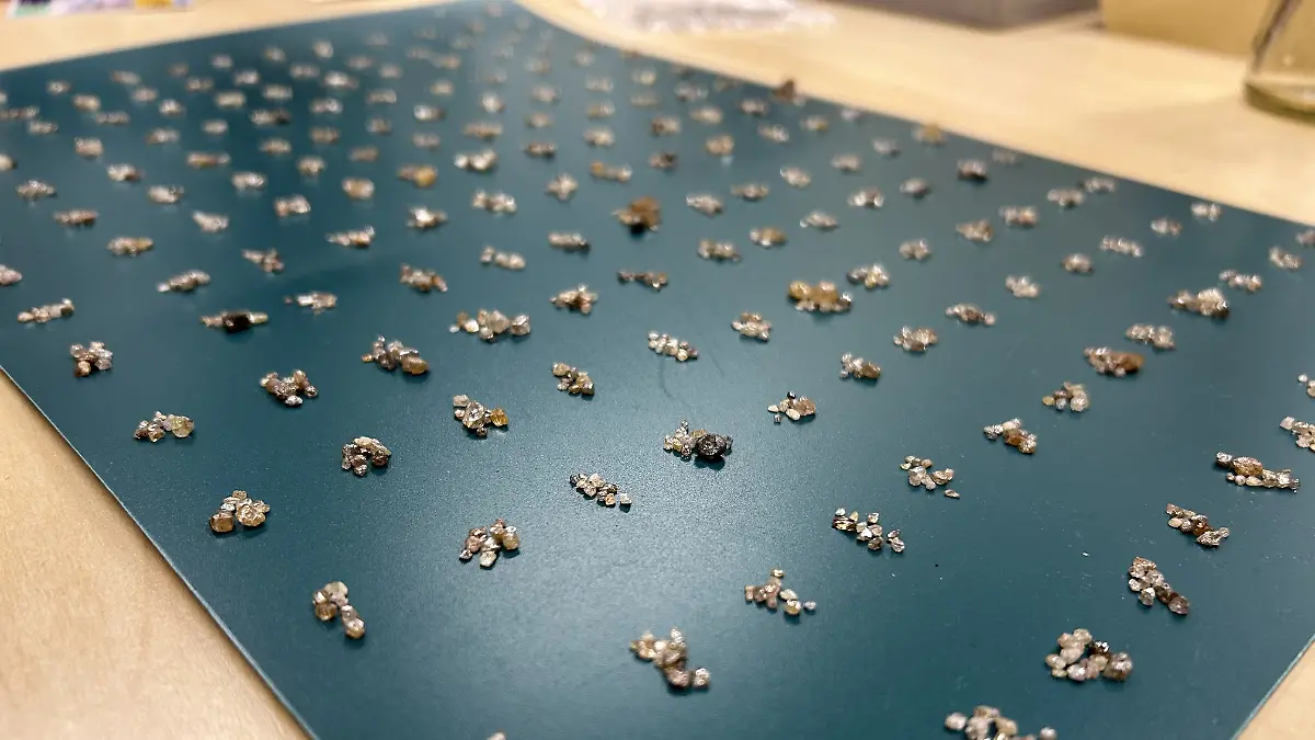 Dieses vom Zollfahndungsamt Frankfurt am Main zur Verfügung gestellte Foto zeigt zahlreiche Rohdiamanten, die auf einem Tisch liegen, damit sie gezählt werden können