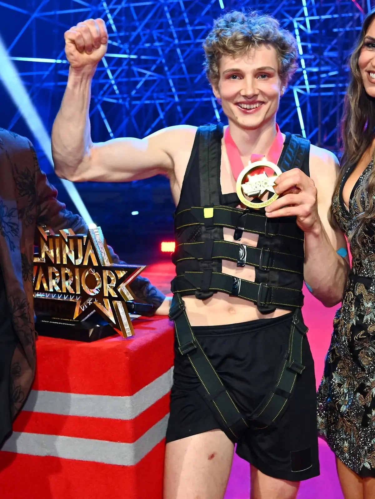 Philipp Göthert ist Last Man Standing 2025. Die Moderatoren Jan Köppen (l.), Laura Wontorra und Frank Buschmann gratulieren ihm.
+++ Die Verwendung des sendungsbezogenen Materials ist nur mit dem Hinweis und Verlinkung auf RTL+ gestattet. +++