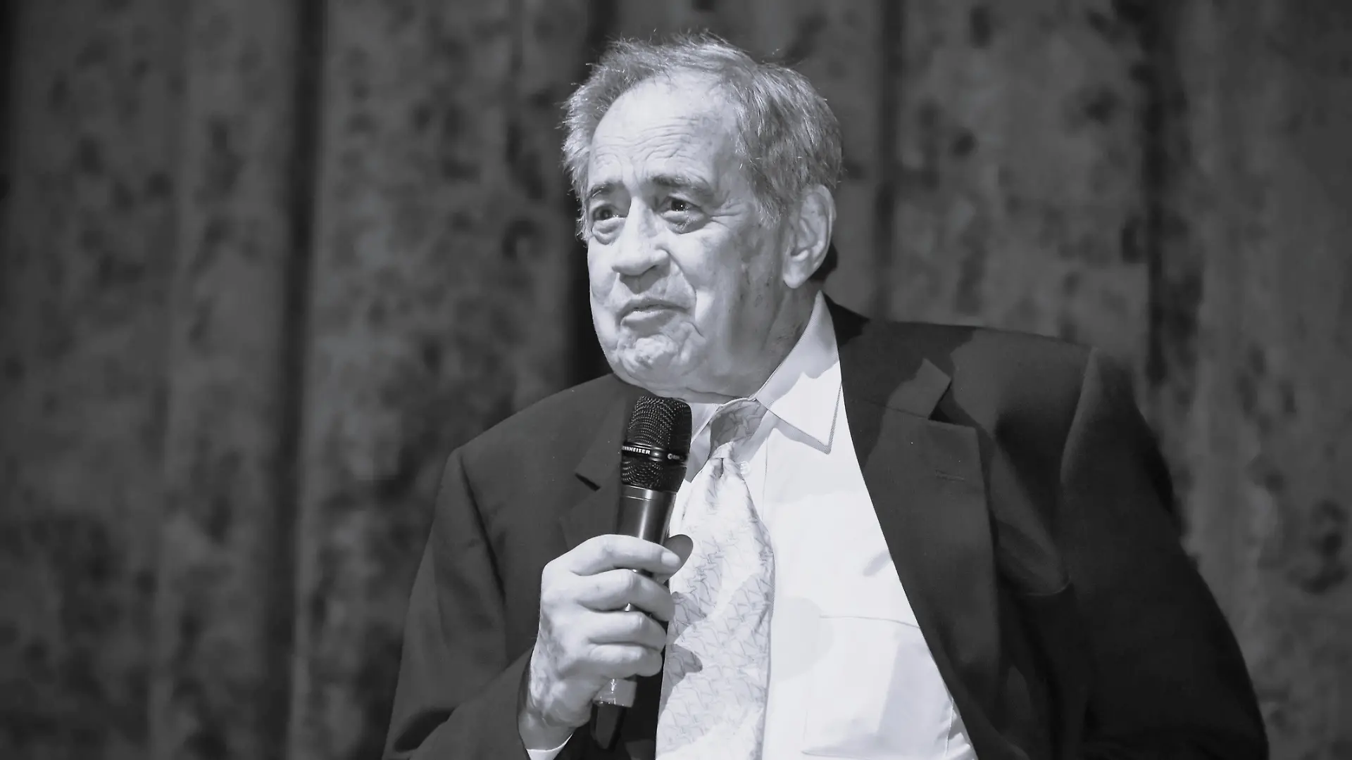Der Schweizer Filmproduzent und mehrfache Oscar-Preisträger Arthur Cohn, hier bei der Premiere des Films „Das Etruskische Lächeln” 2018 in Berlin ist tot. (Archivbild)