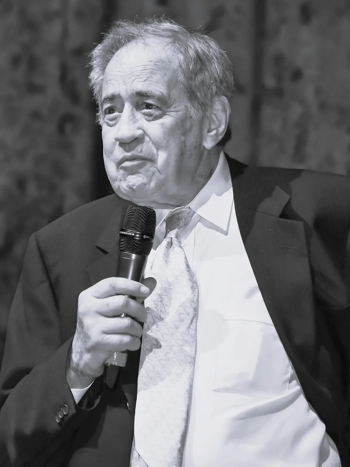 Der Schweizer Filmproduzent und mehrfache Oscar-Preisträger Arthur Cohn, hier bei der Premiere des Films „Das Etruskische Lächeln” 2018 in Berlin ist tot. (Archivbild)