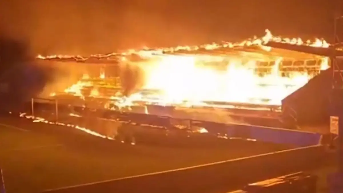 Tribüne brennt lichterloh! Teenies fackeln Fußballstadion ab Hiobsbotschaft für Verein