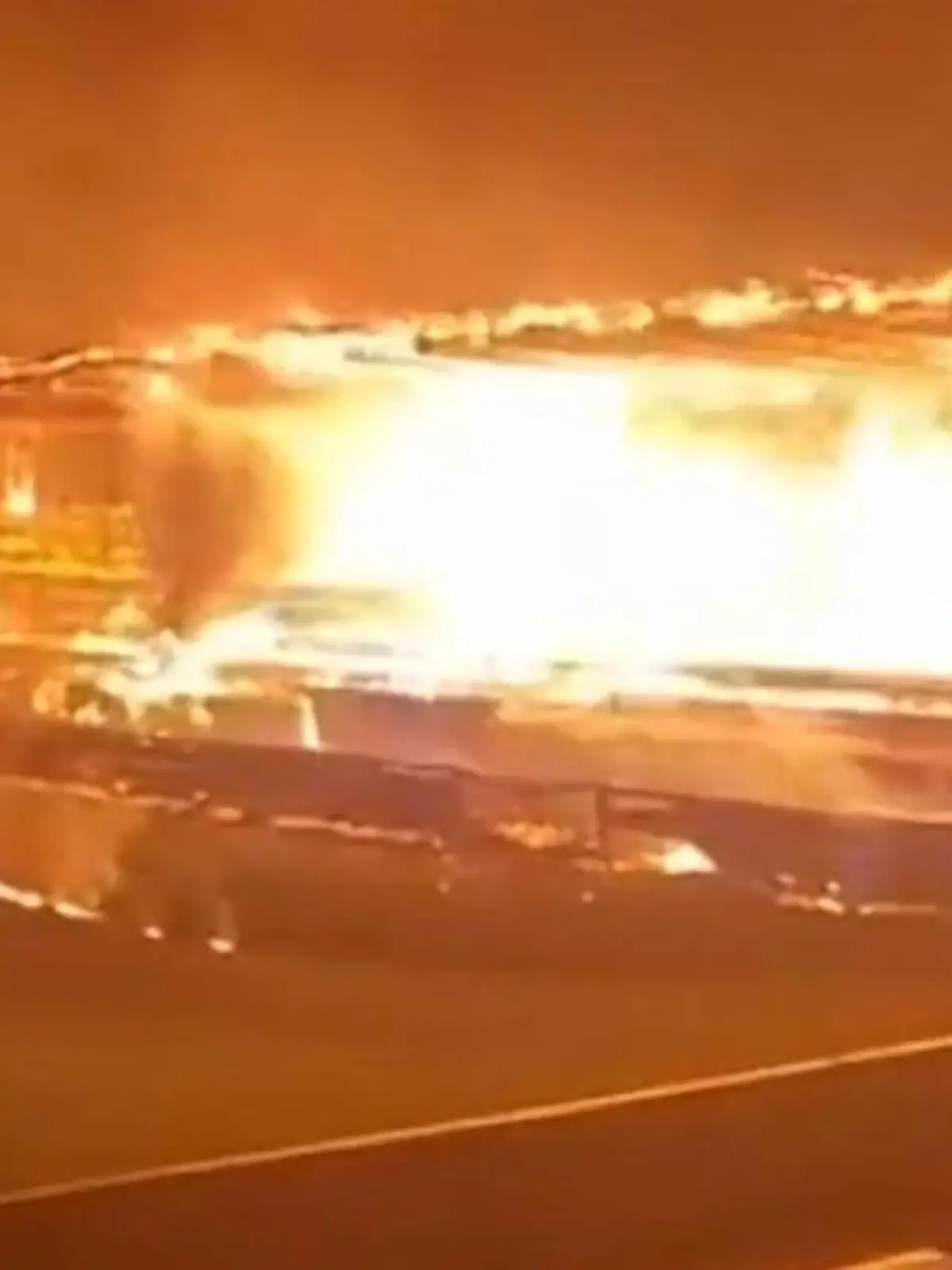 Bild zu: "Tribüne brennt lichterloh! Teenies fackeln Fußballstadion ab"