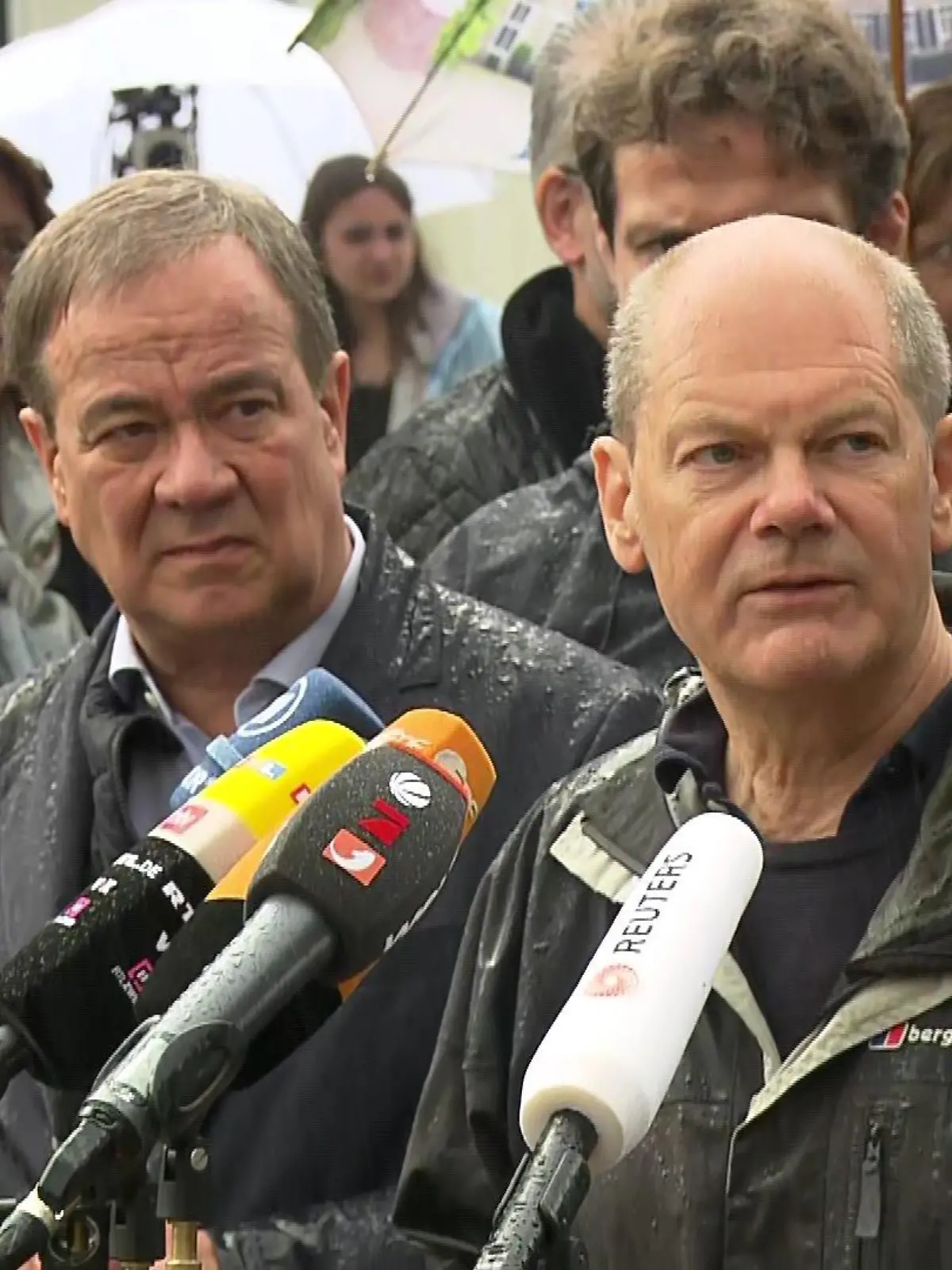 Armin Laschet und Olaf Schulz besuchen die Flutopfer in Stolberg (NRW).