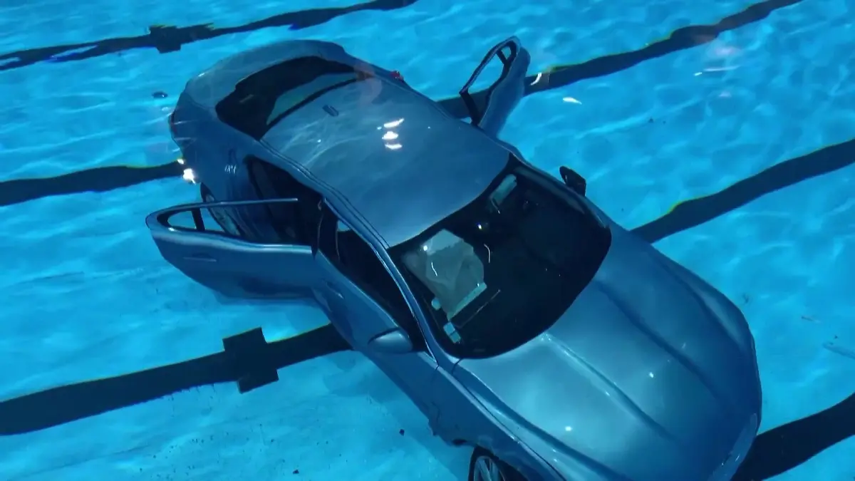 Auto in Schwimmbecken in Frankreich