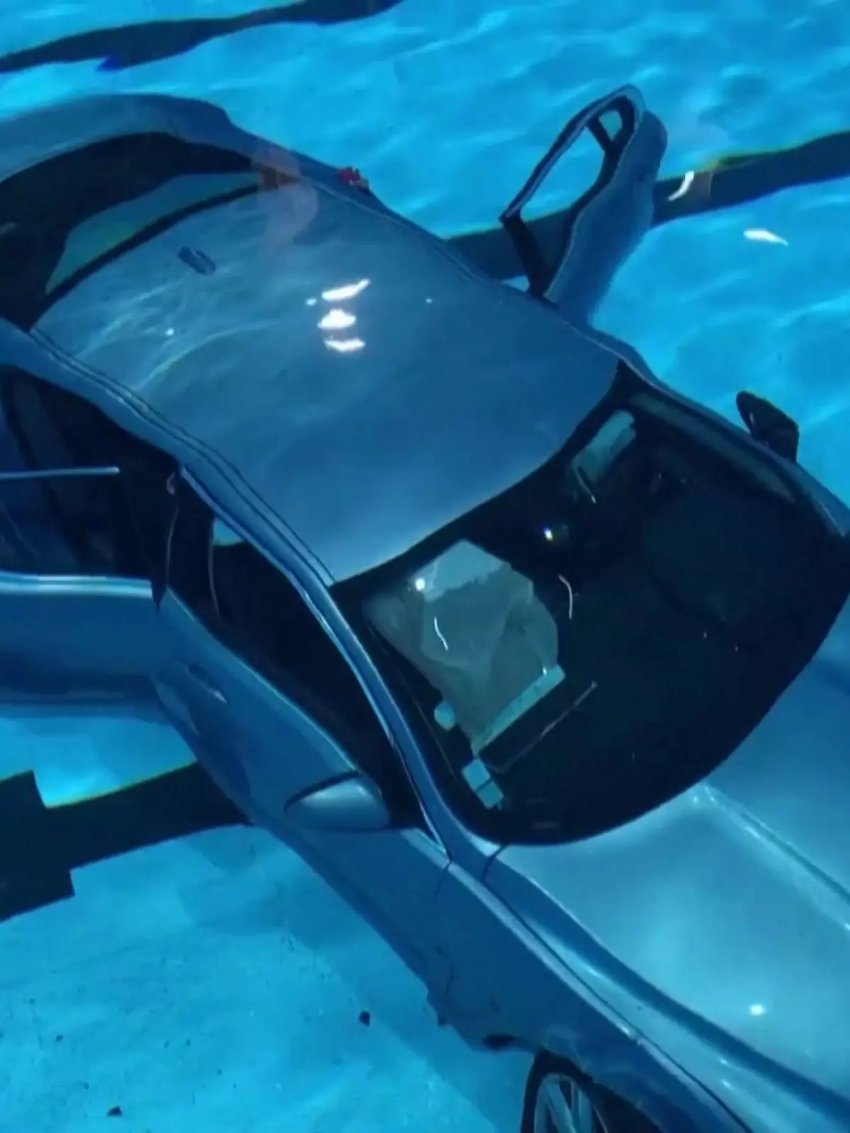 Auto in Schwimmbecken in Frankreich