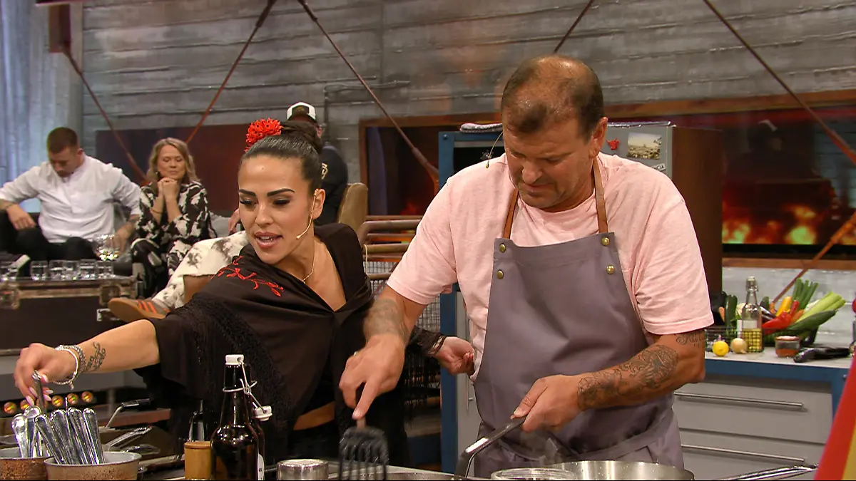 Was sagen eigentlich Eltern zu den Reality-Eskapaden ihrer Kinder? Elena Miras und ihr Papa bei Steffen Henssler