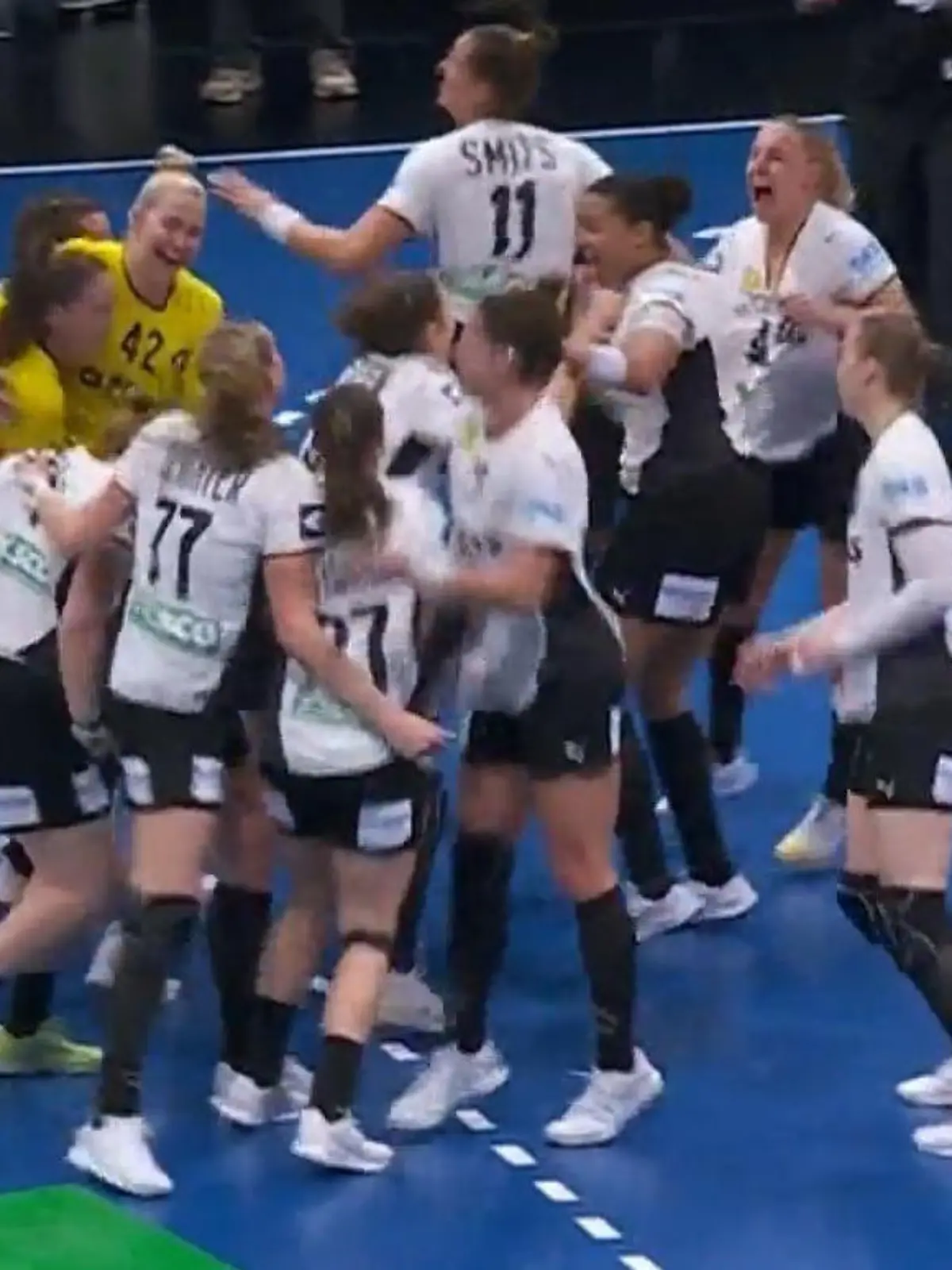 Bild zu: "Sensationssieg! Deutsche Handballerinnen stürmen ins WM-Finale"