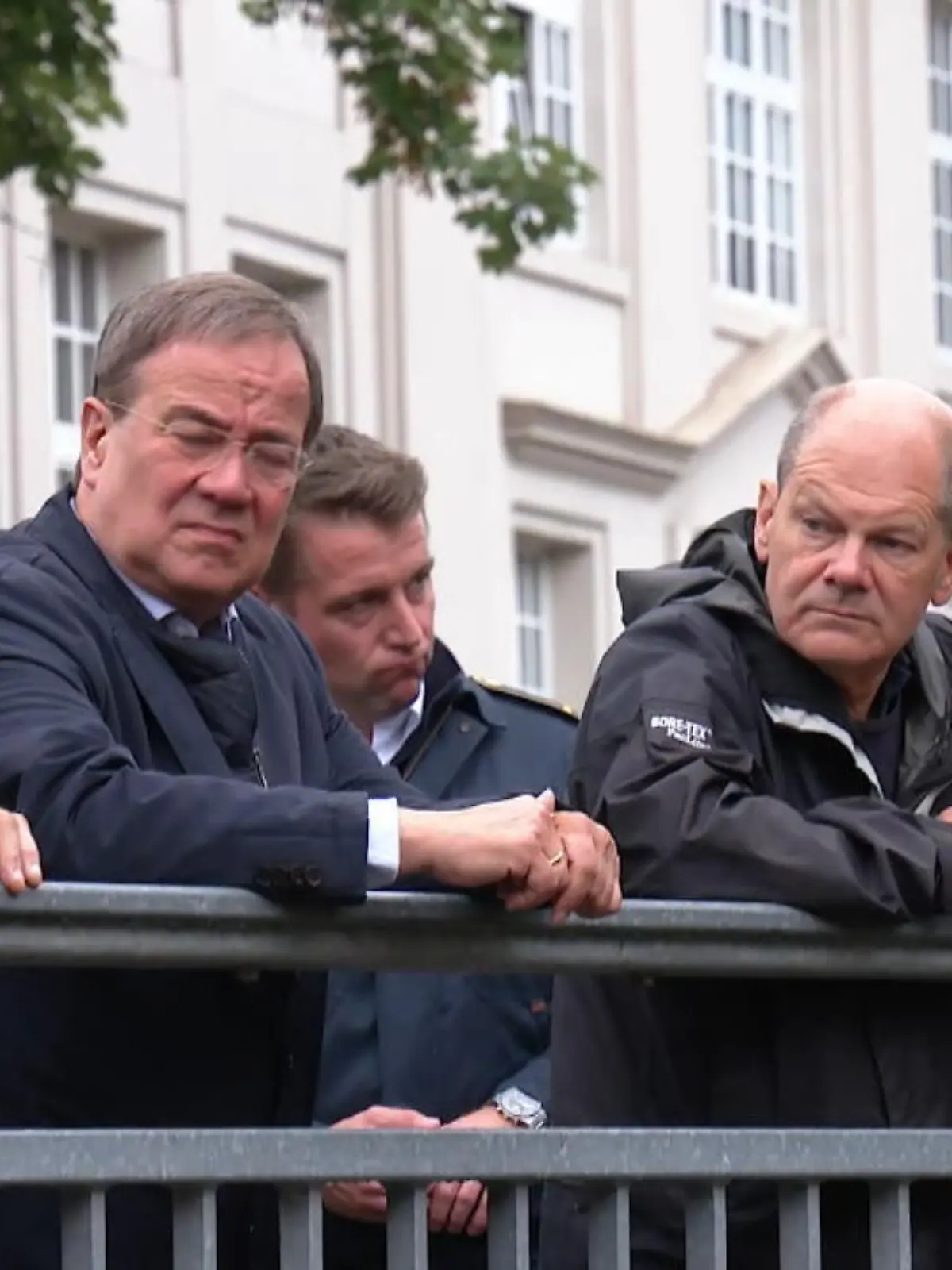 Bild zu: "Kanzlerkandidaten im Hochwassergebiet"