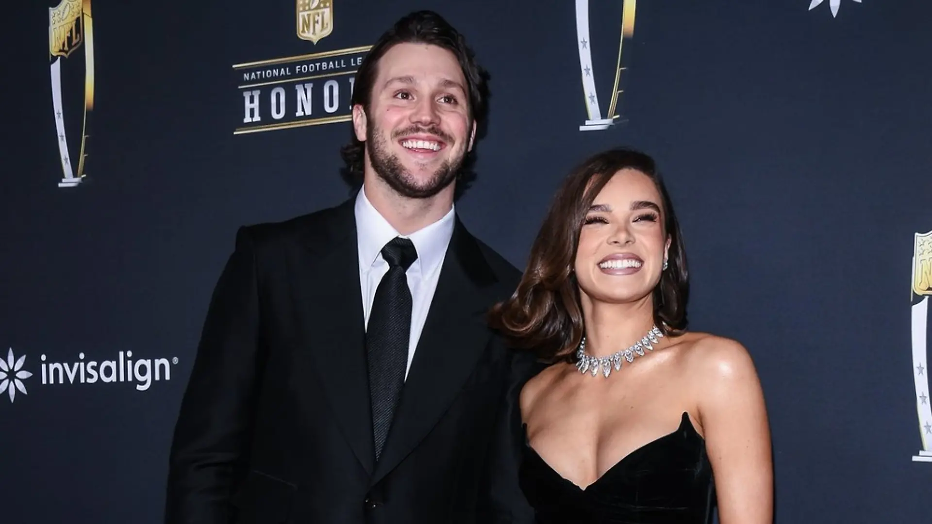 Josh Allen und Hailee Steinfeld strahlen in die Kameras