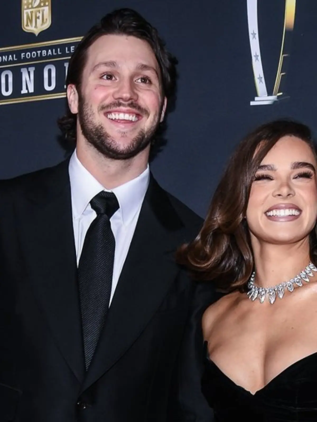Bild zu: "Ein Baby für NFL-Star Josh Allen und Schauspielerin Hailee Steinfeld"