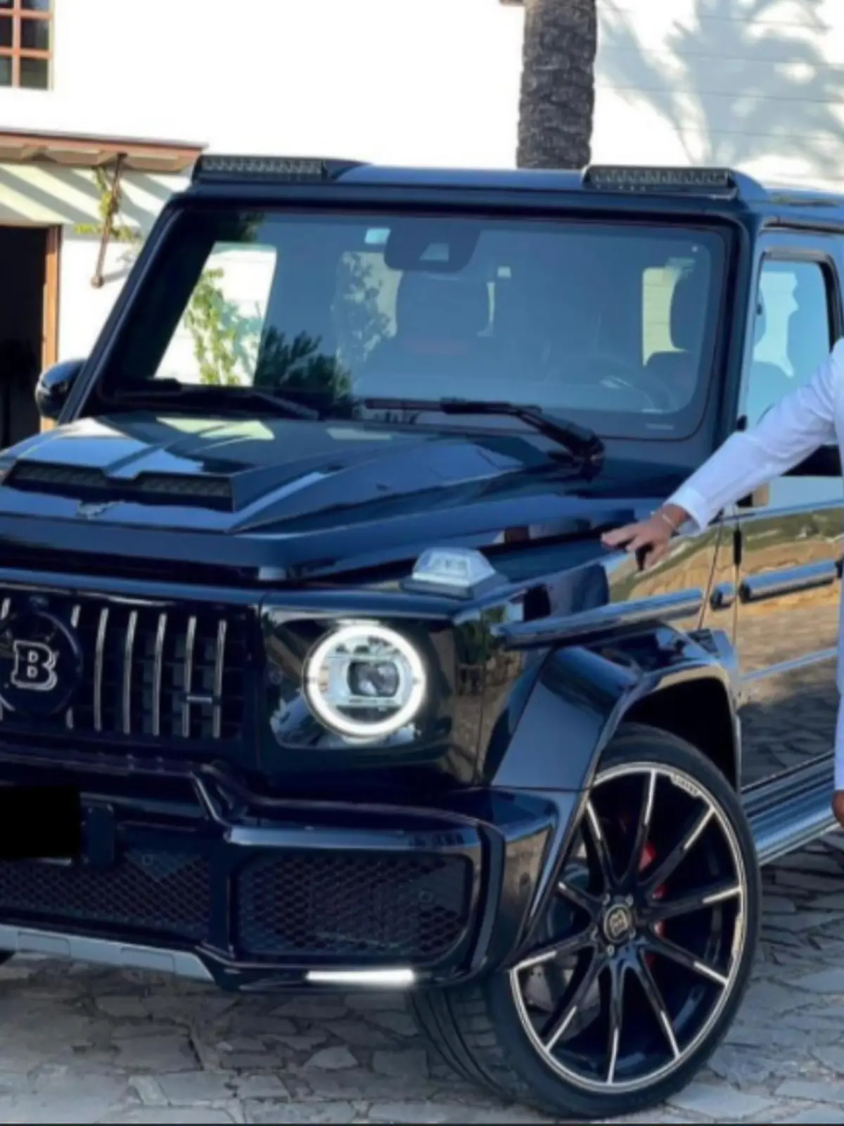 Cristiano Ronaldo posiert am neuen Mercedes.