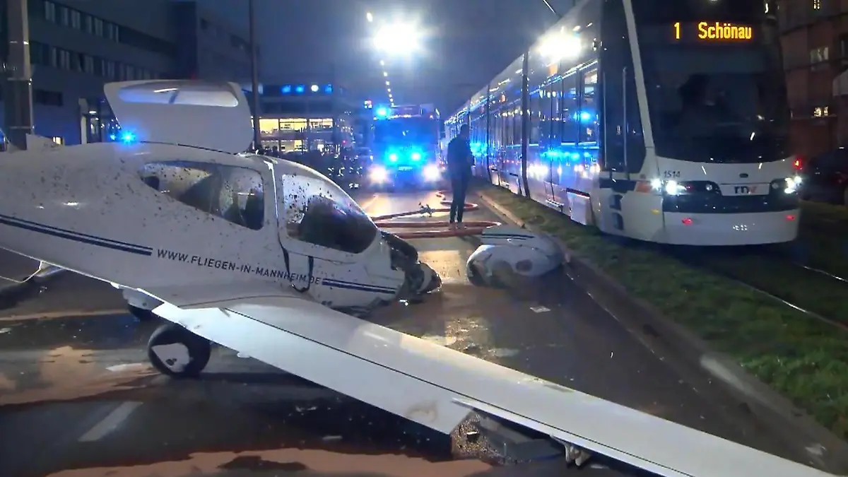 Kleinflugzeug stürzt direkt neben Straßenbahn Drei Insassen leicht verletzt