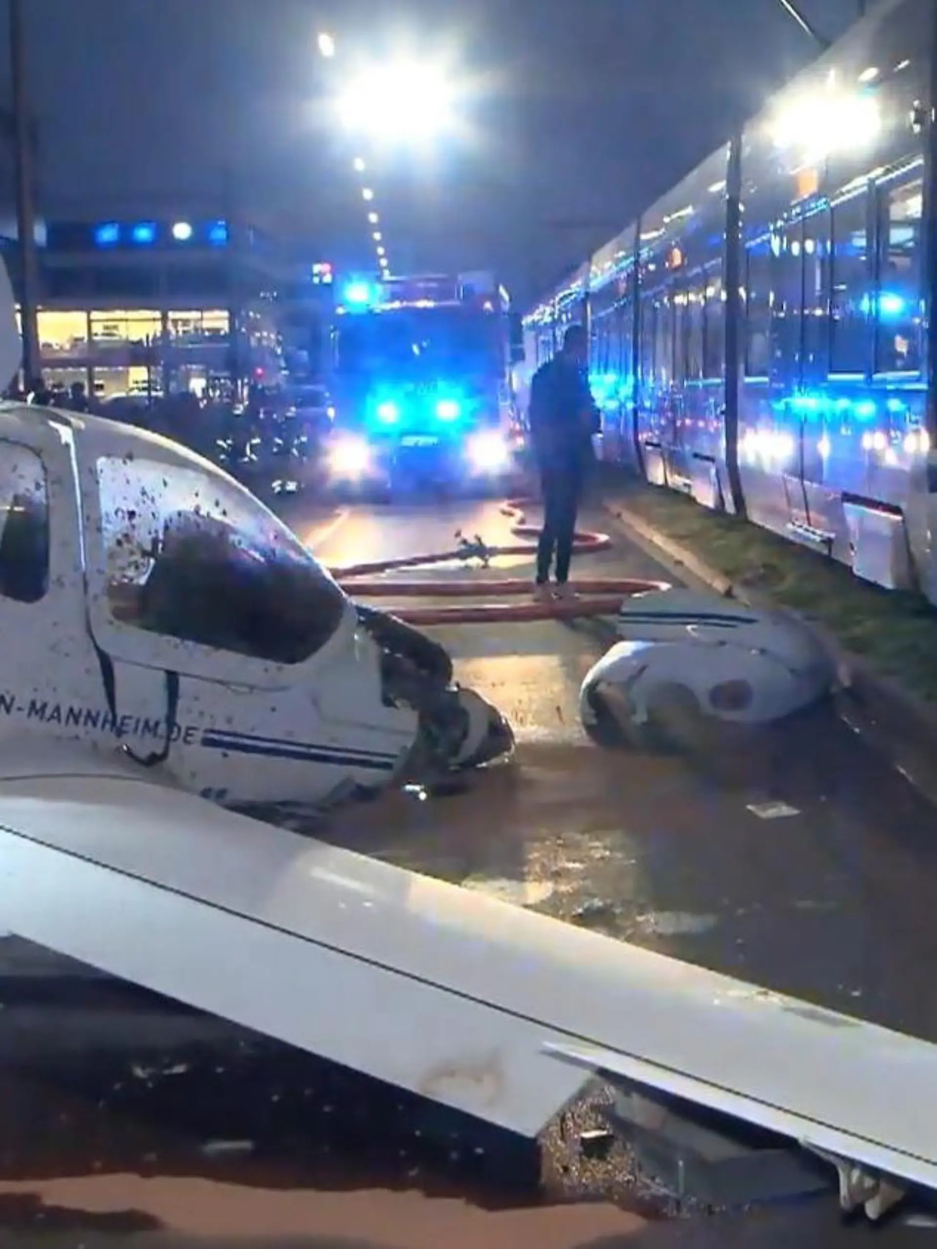 Bild zu: "Kleinflugzeug stürzt direkt neben Straßenbahn"