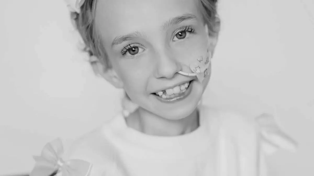 Brille Bird lächelt in die Kamera