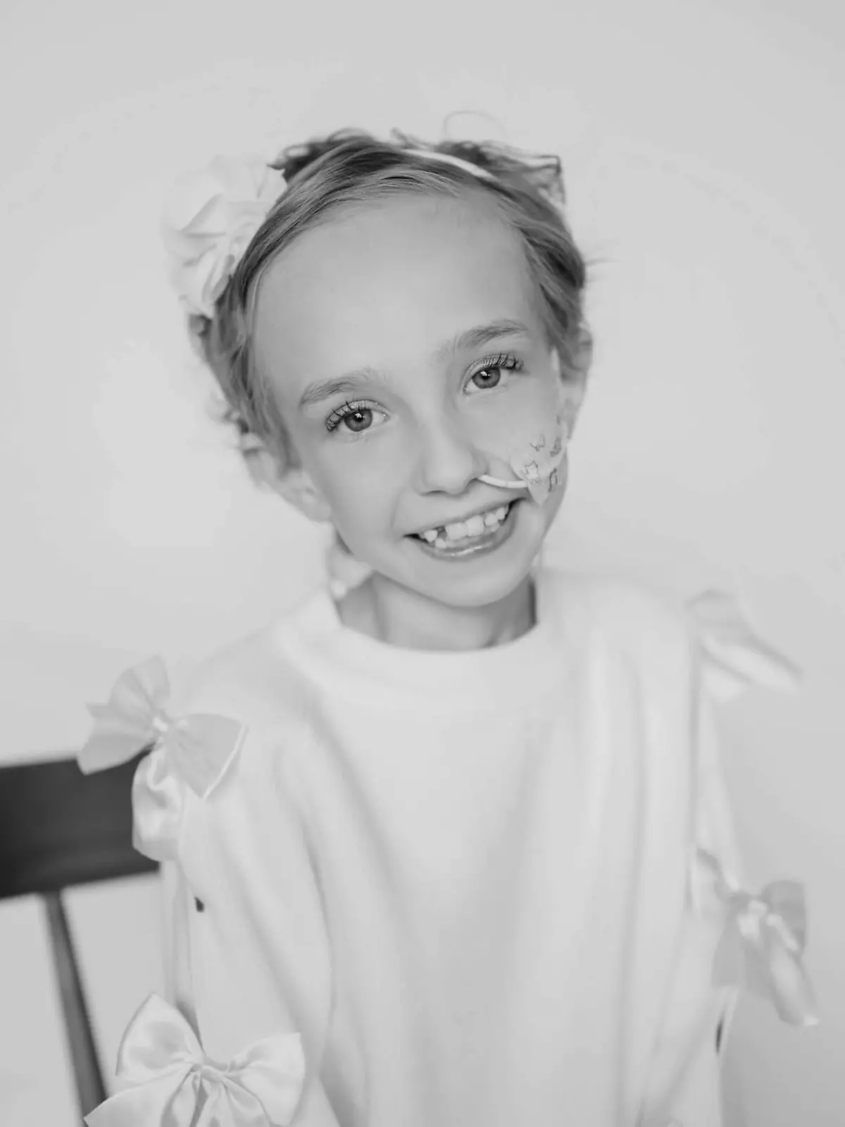 Brille Bird lächelt in die Kamera