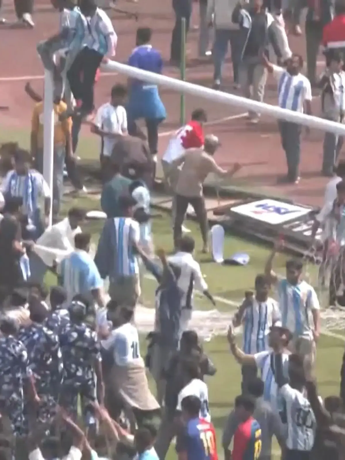 Bild zu: "Mega-Star Messi flieht vor wütendem Fan-Mob"