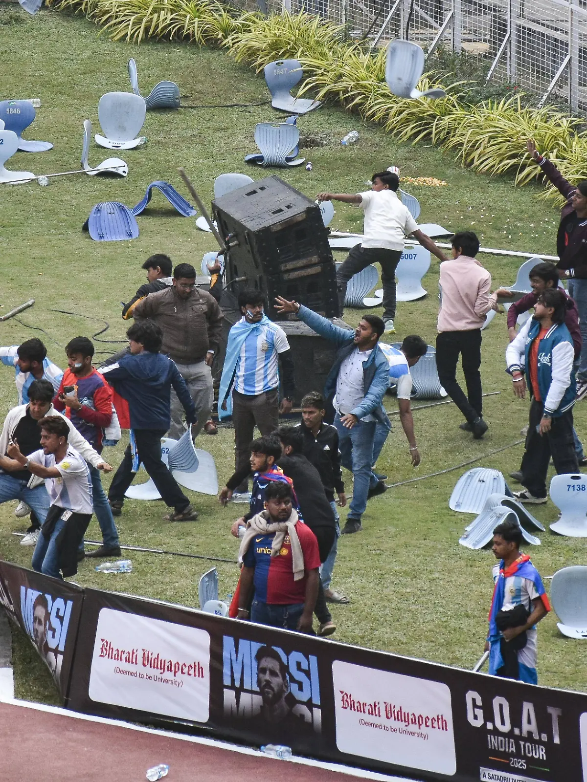 Bild zu: "Tausende Fans drehen durch: Messi ergreift die Flucht!"