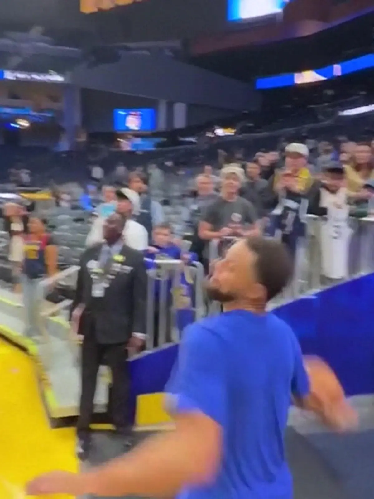 Bild zu: "30-Meter-Monsterwurf von NBA-Star Steph Curry"