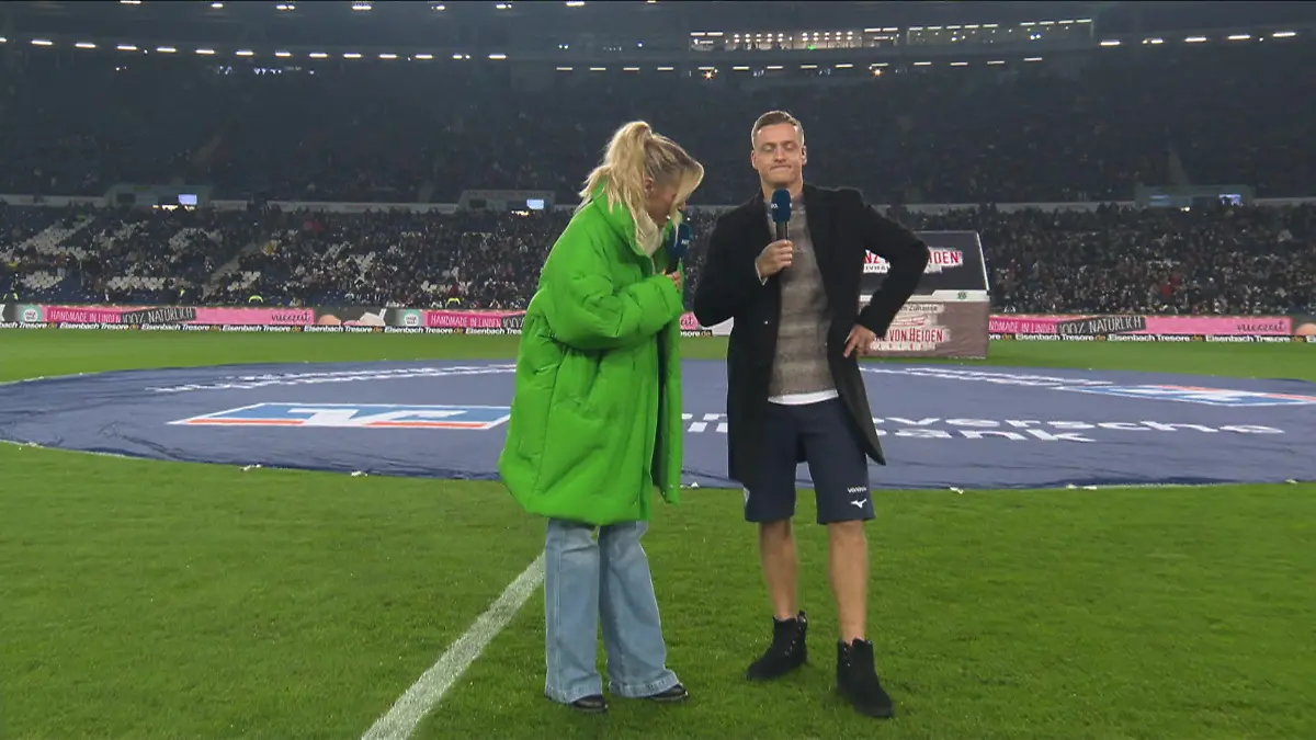 Trotz vier Grad! RTL-Experte Felix Kroos trägt kurze Glückshose Bei Top-Spiel der 2. Bundesliga