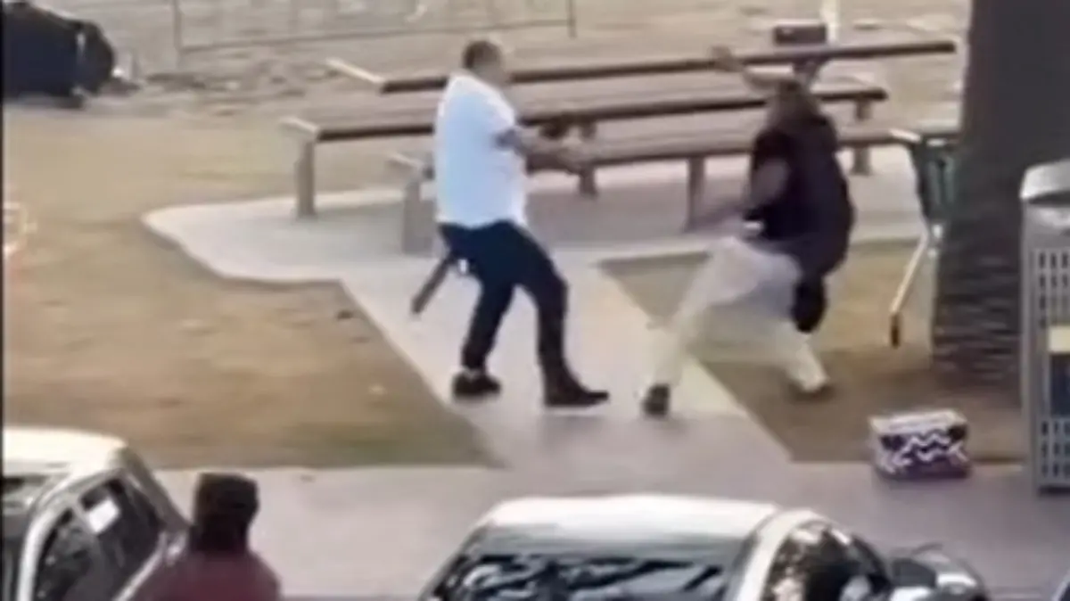 Nach den Schüssen in der australischen Metropole Sydney sind nach Angaben der Polizei zwei Personen in Polizeigewahrsam. Der Einsatz am beliebten Strand Bondi Beach dauere an, teilte die New South Wales Police Force auf X mit. Menschen sollten den Bereich weiter meiden. Medienberichten zufolge war eine jüdische Chanukka-Veranstaltung das Ziel des Angriffs. An diesem Sonntag beginnt das achttägige Lichterfest. Berichte über Tote und Verletzte wurden zunächst nicht offiziell bestätigt.