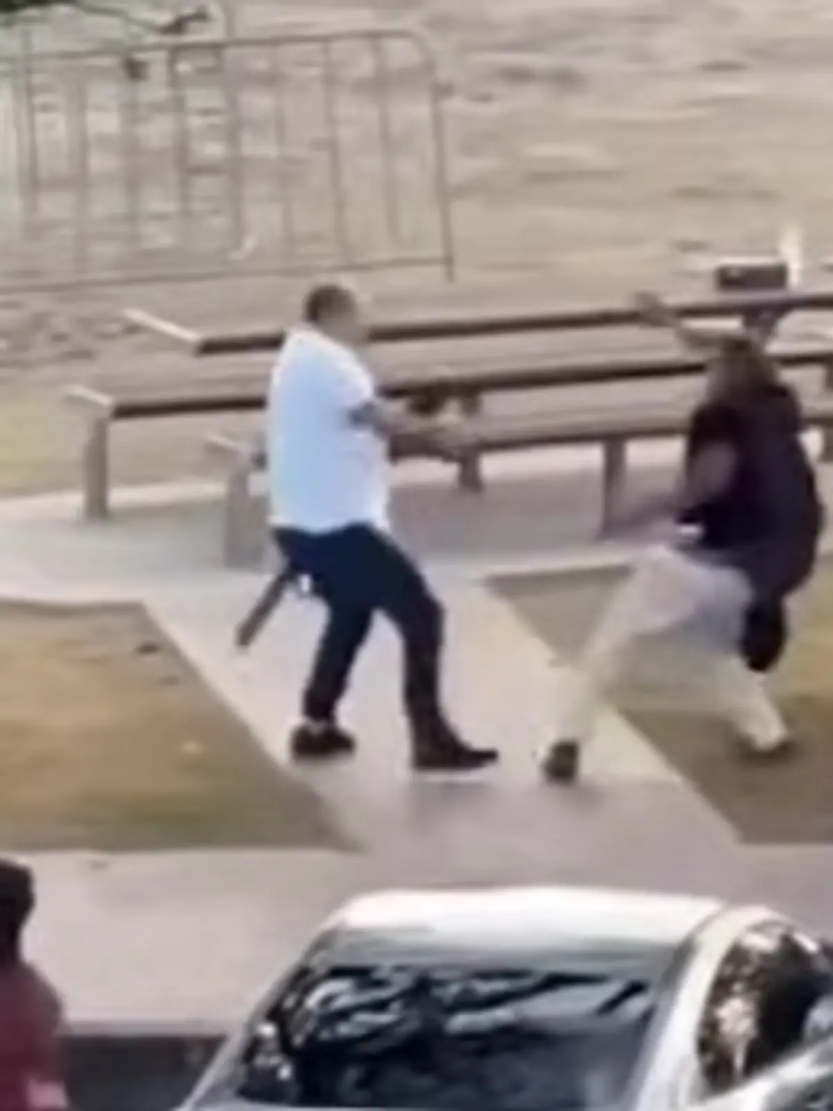 Nach den Schüssen in der australischen Metropole Sydney sind nach Angaben der Polizei zwei Personen in Polizeigewahrsam. Der Einsatz am beliebten Strand Bondi Beach dauere an, teilte die New South Wales Police Force auf X mit. Menschen sollten den Bereich weiter meiden. Medienberichten zufolge war eine jüdische Chanukka-Veranstaltung das Ziel des Angriffs. An diesem Sonntag beginnt das achttägige Lichterfest. Berichte über Tote und Verletzte wurden zunächst nicht offiziell bestätigt.