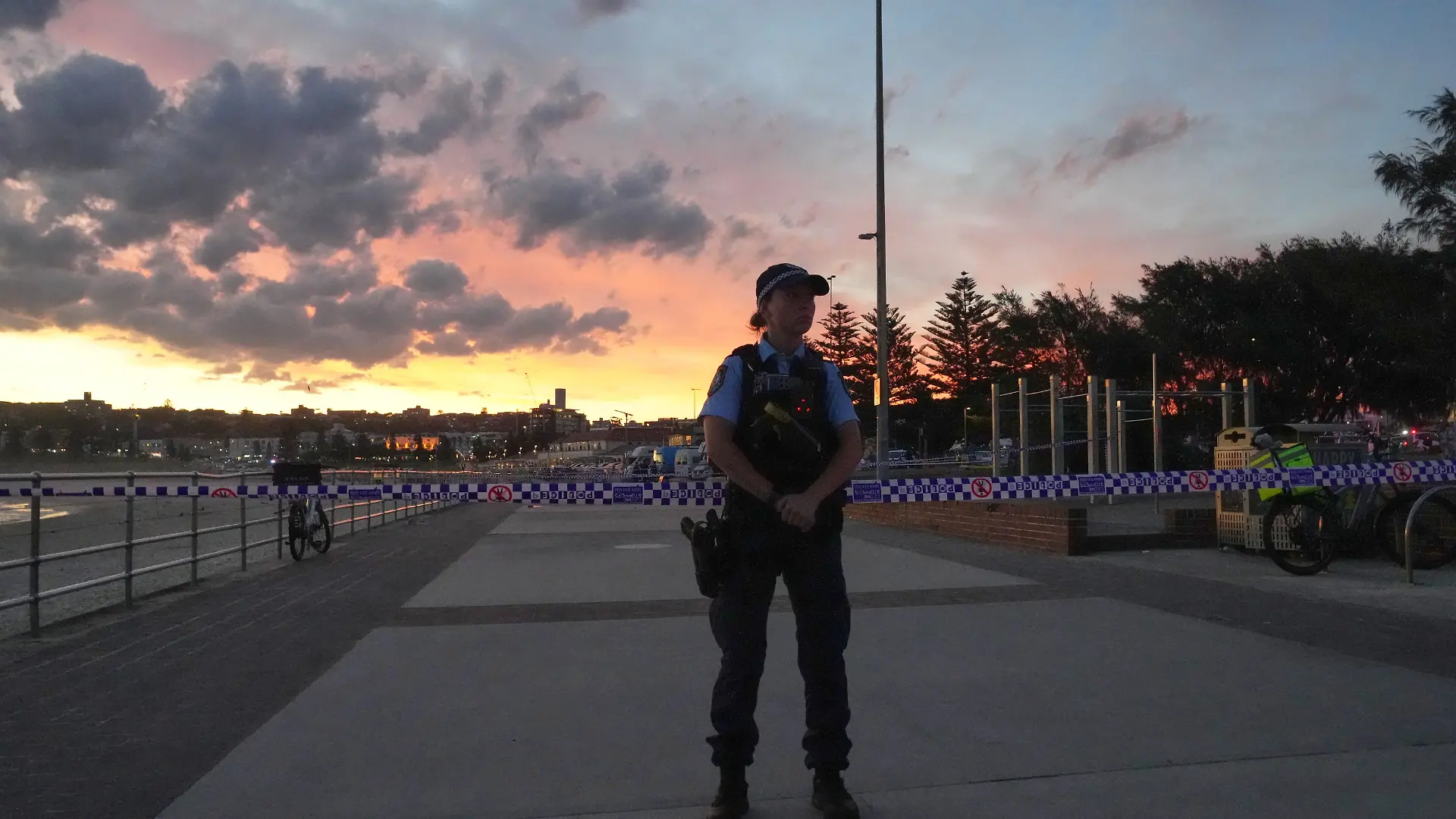 Eine Polizistin steht an einer Absperrung