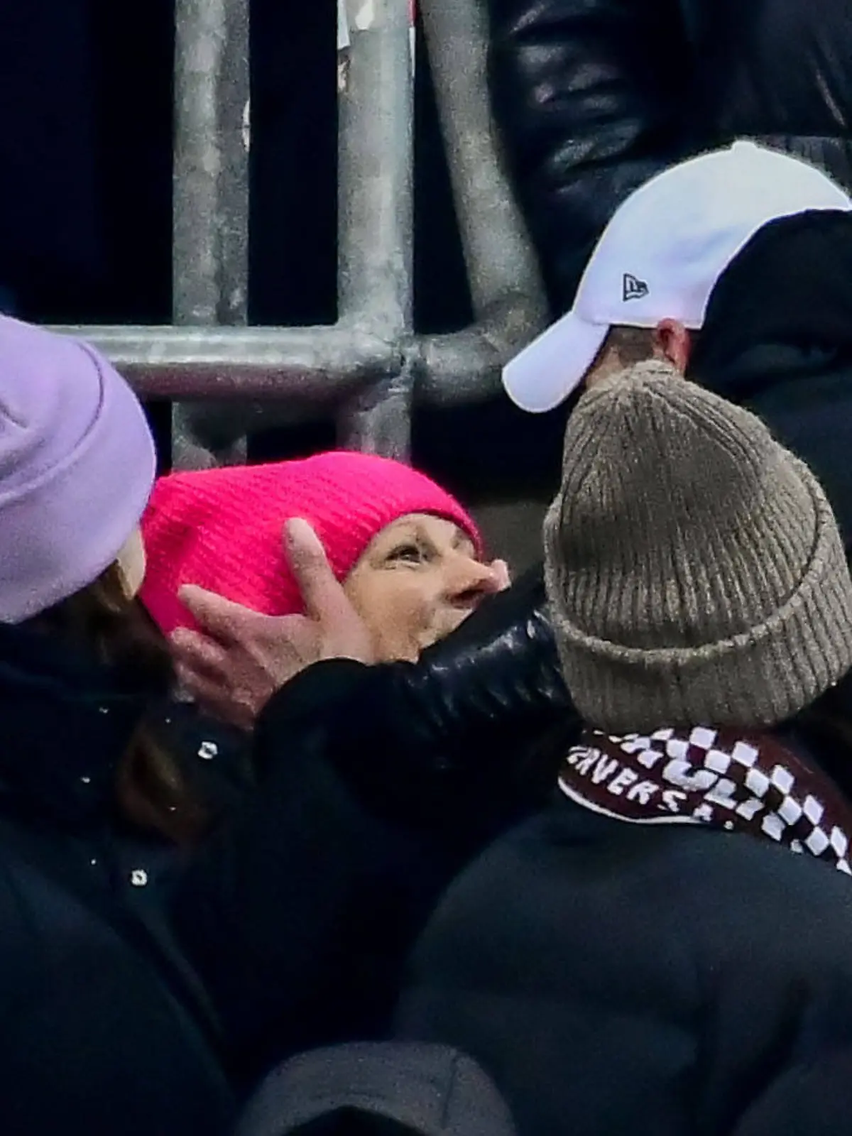 Bild zu: "Dieser Kuss tut sooo gut!"