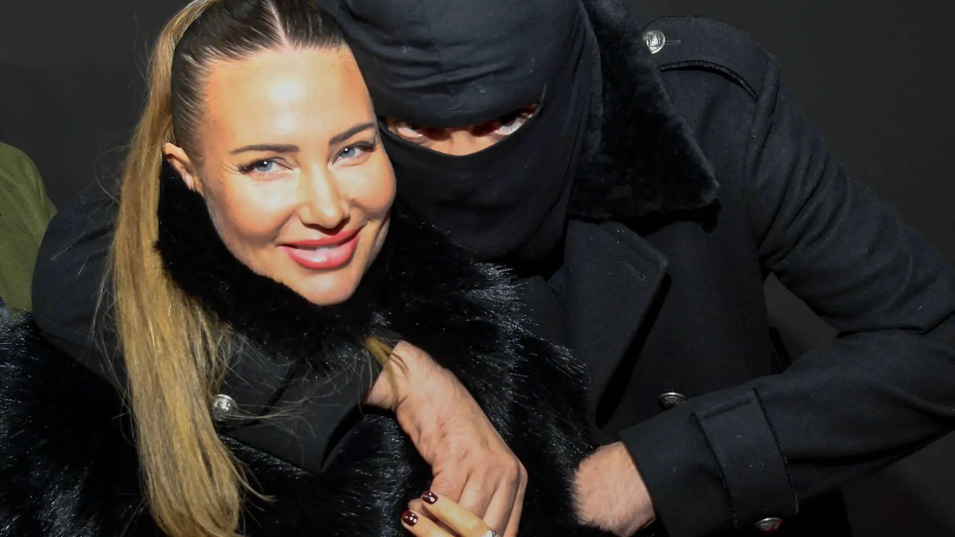 Nina Anhan mit Aykut Anhan (Haftbefehl) mit Sturmhaube zu Gast auf dem roten Teppich des Special Screening Event dem Netflix Doku Highlight „Babo Die Haftbefehl Story” in der Astor Film Lounge am 24.10.2025 in Berlin (Deutschland).