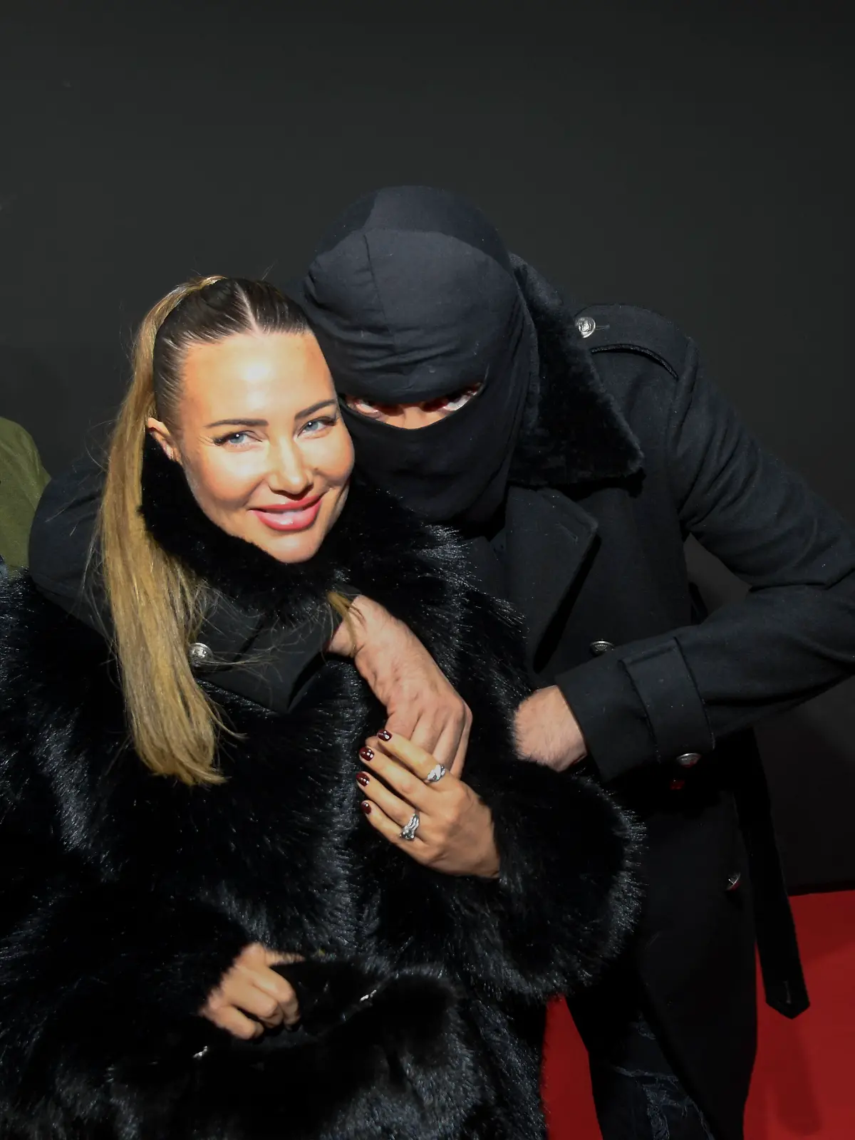 Nina Anhan mit Aykut Anhan (Haftbefehl) mit Sturmhaube zu Gast auf dem roten Teppich des Special Screening Event dem Netflix Doku Highlight „Babo Die Haftbefehl Story” in der Astor Film Lounge am 24.10.2025 in Berlin (Deutschland).