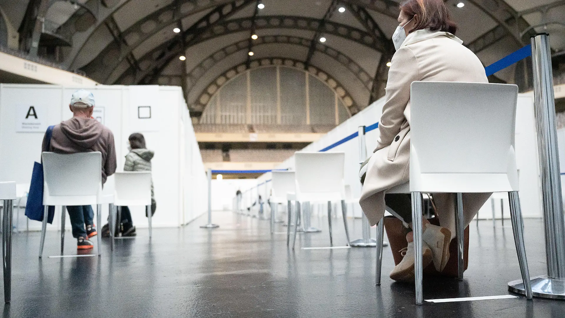 23.04.2021, Hessen, Frankfurt/Main: Eine Frau wartet im Impfzentrum in der Frankfurter Festhalle bei einem Sondertermin auf die Impfung mit dem Impfstoff von Astrazeneca geimpft. In Frankfurt und weiteren Impfzentren in Hessen können sich Personen über 60 Jahre am Wochenende für Sondertermine mit dem Impfstoff von Astrazeneca anmelden. Foto: Sebastian Gollnow/dpa +++ dpa-Bildfunk +++