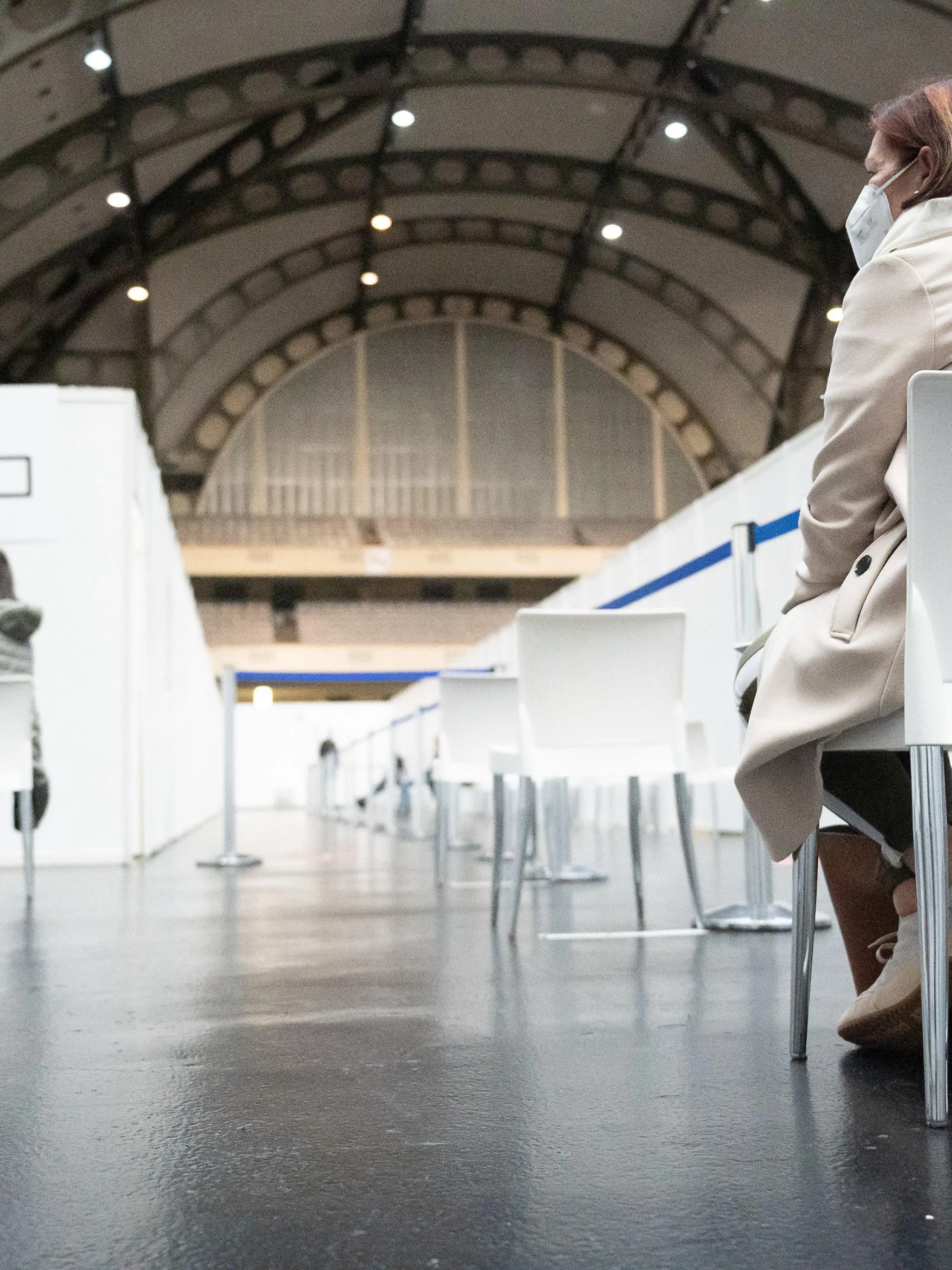 23.04.2021, Hessen, Frankfurt/Main: Eine Frau wartet im Impfzentrum in der Frankfurter Festhalle bei einem Sondertermin auf die Impfung mit dem Impfstoff von Astrazeneca geimpft. In Frankfurt und weiteren Impfzentren in Hessen können sich Personen über 60 Jahre am Wochenende für Sondertermine mit dem Impfstoff von Astrazeneca anmelden. Foto: Sebastian Gollnow/dpa +++ dpa-Bildfunk +++