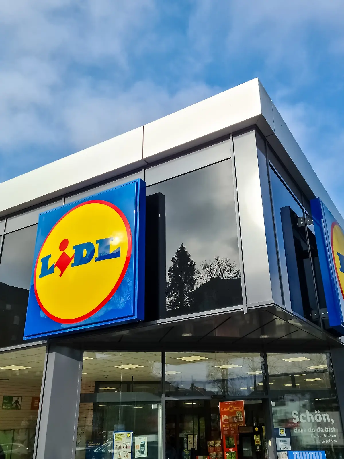 Der Eingang zu einem Lidl-Markt bei sonnigem Wetter (Symbolbild).
