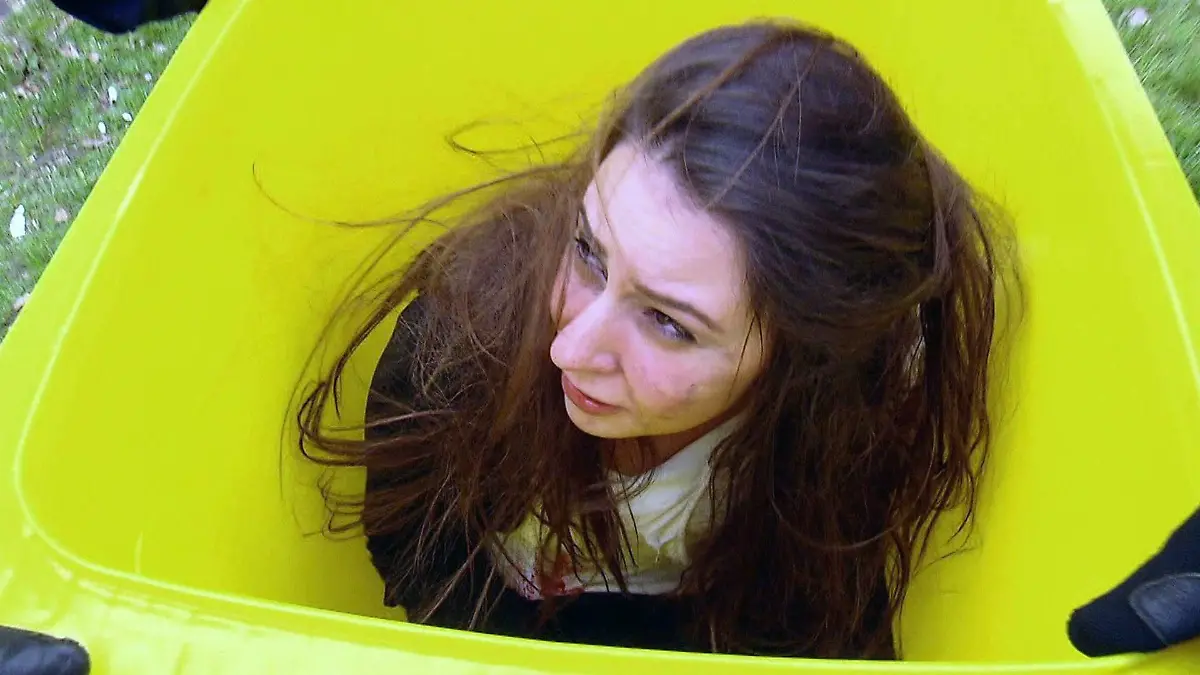 Verletzte Frau in Mülltonne / Halbnackter Mann jagt Angestellte