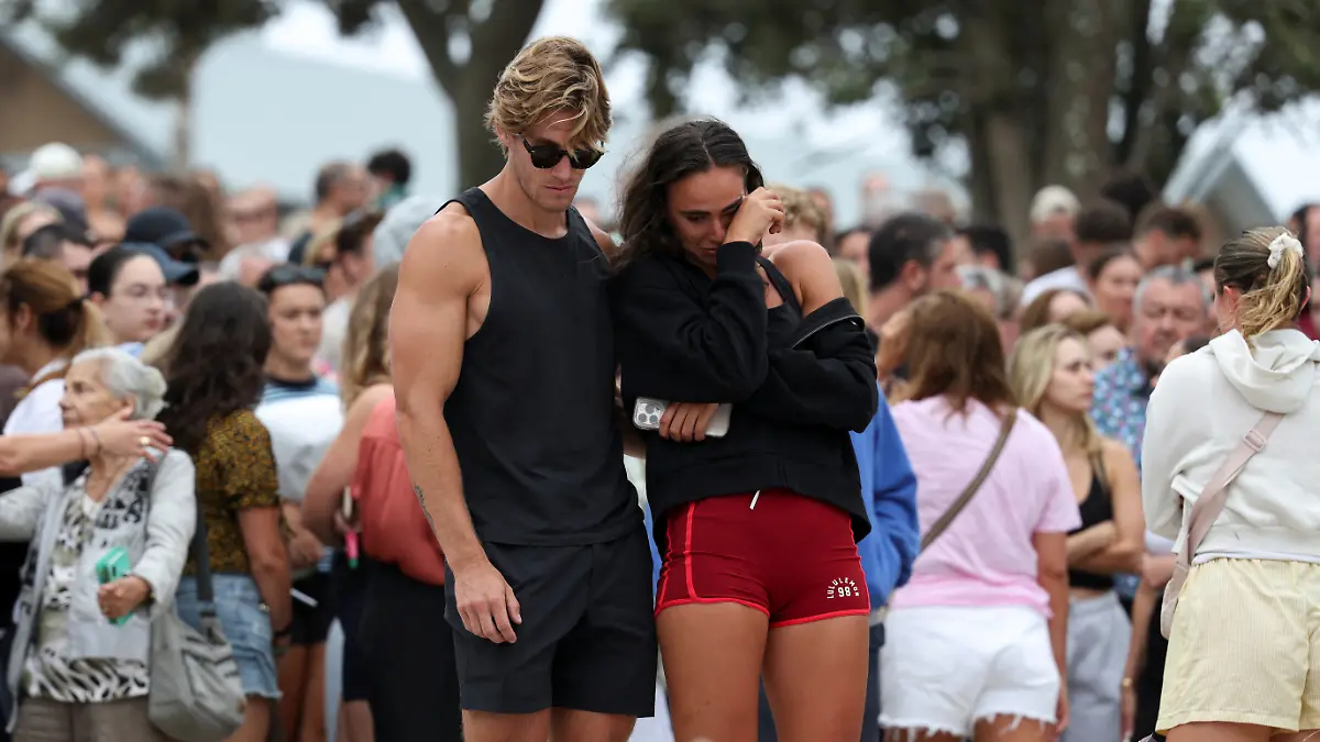 Trauernde Menschen am Bondi Beach in Sdyney