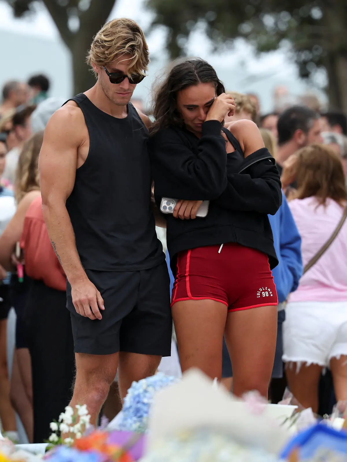Trauernde Menschen am Bondi Beach in Sdyney