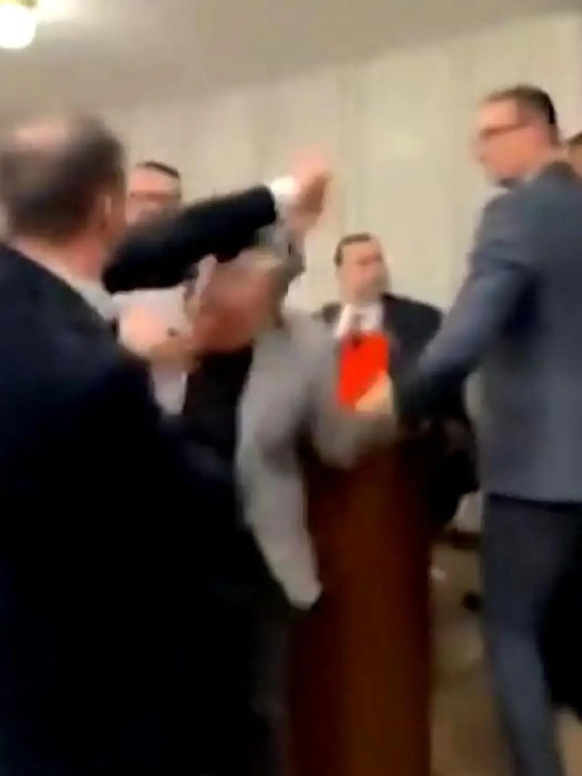 Hier fliegen die Fäuste! Politiker gehen im Parlament aufeinander los