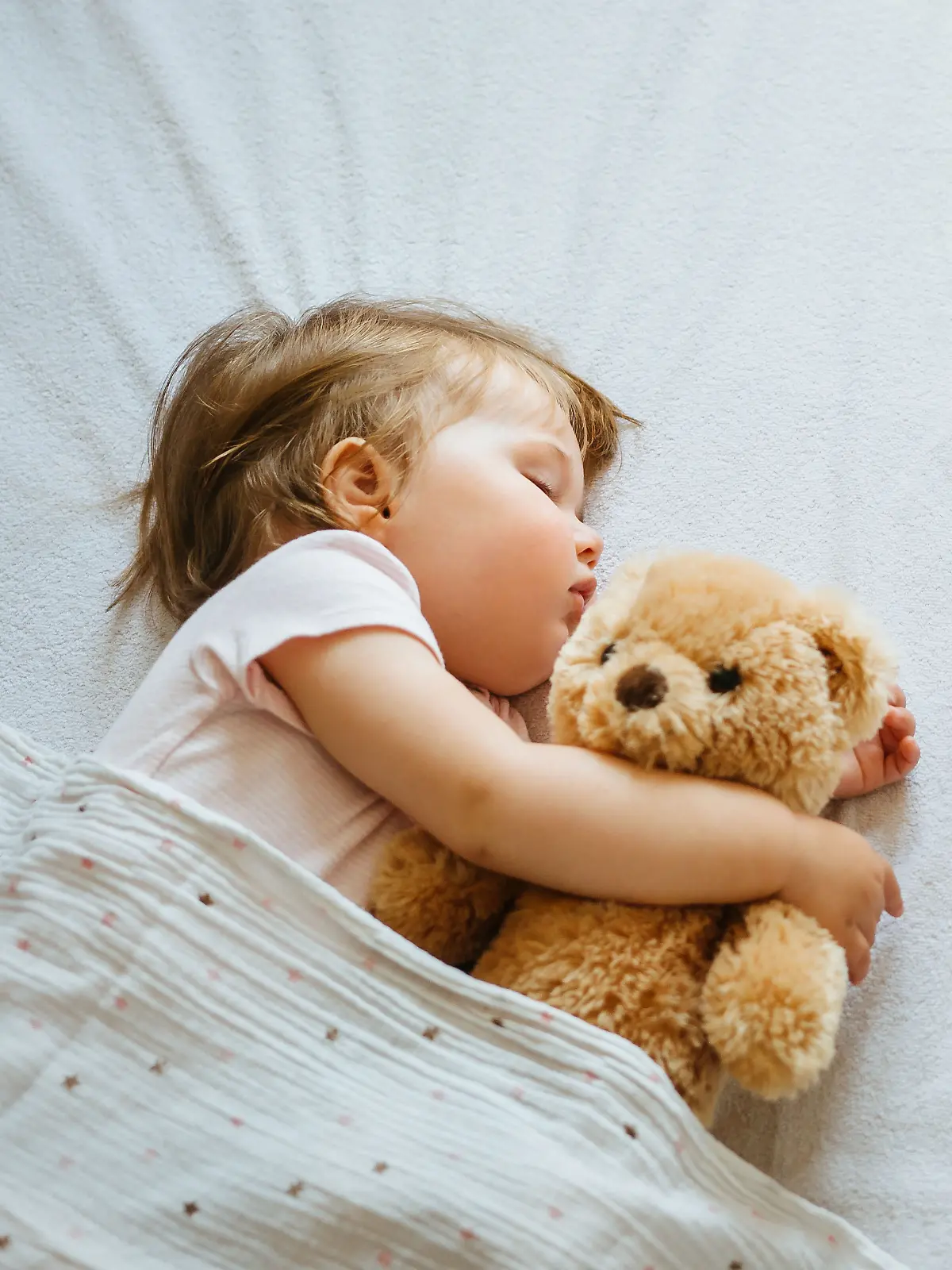 Über den „richtigen” Schlaf von Kindern geraten Eltern nicht selten in Diskussion.