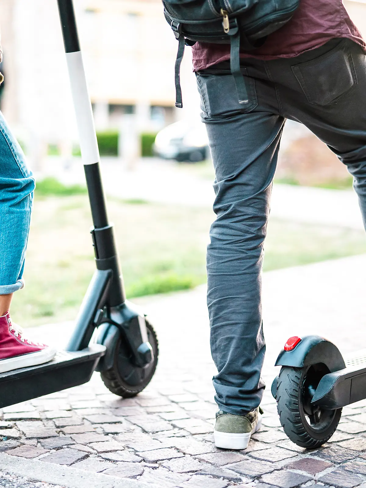 Menschen auf E-Scootern (Symbolbild)