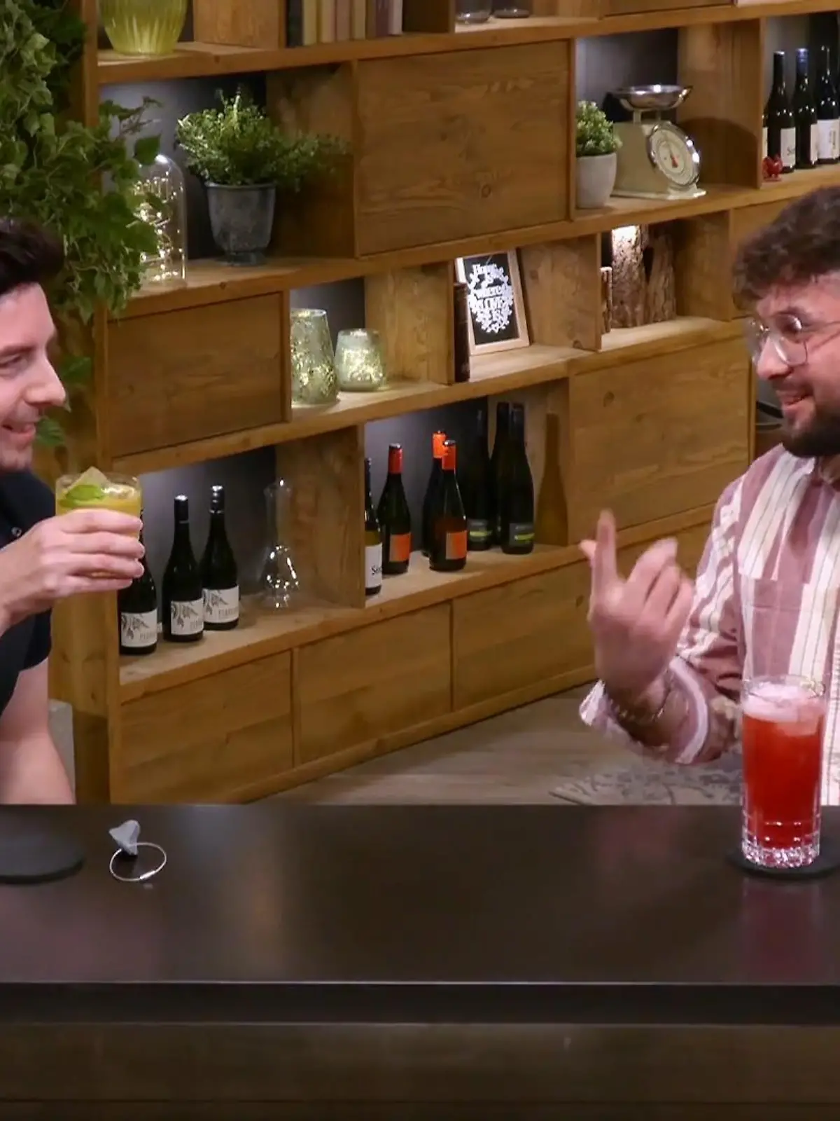 Bild zu: "Große Liebe gesucht, Piercings verboten"