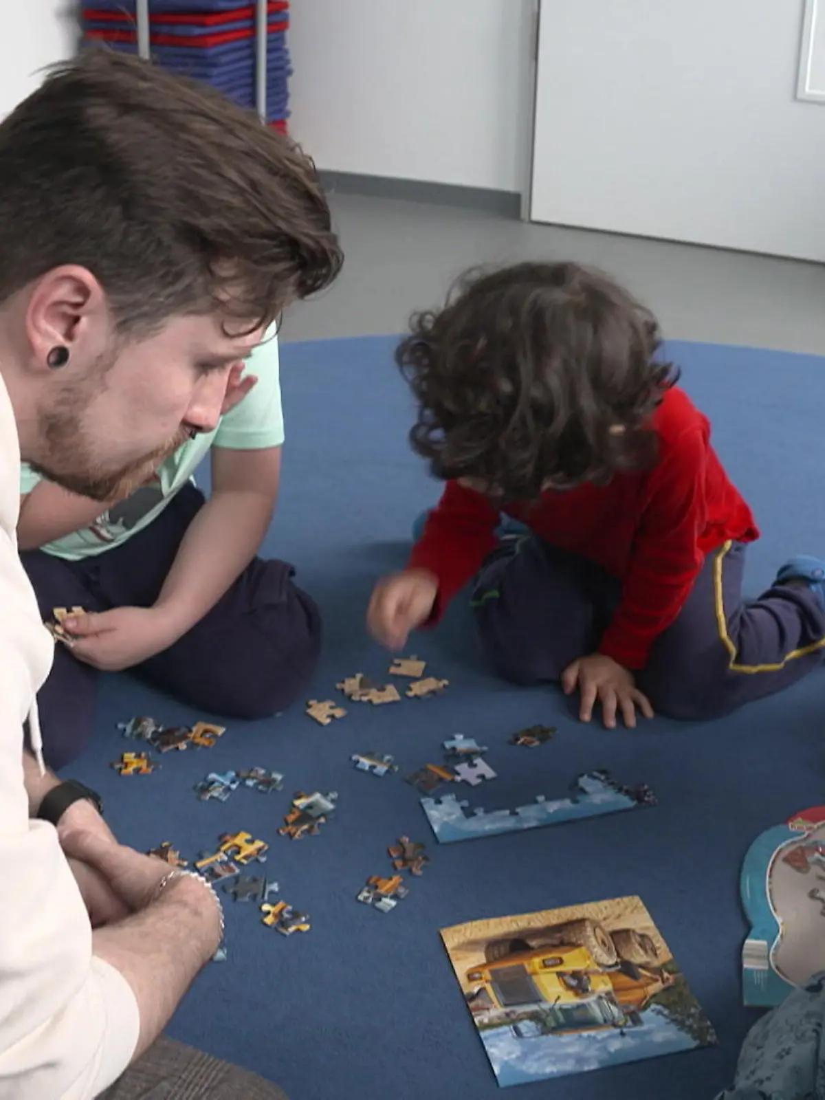 Bild zu: "Aggressive Kita-Kinder gehen auf Erzieherinnen los
"